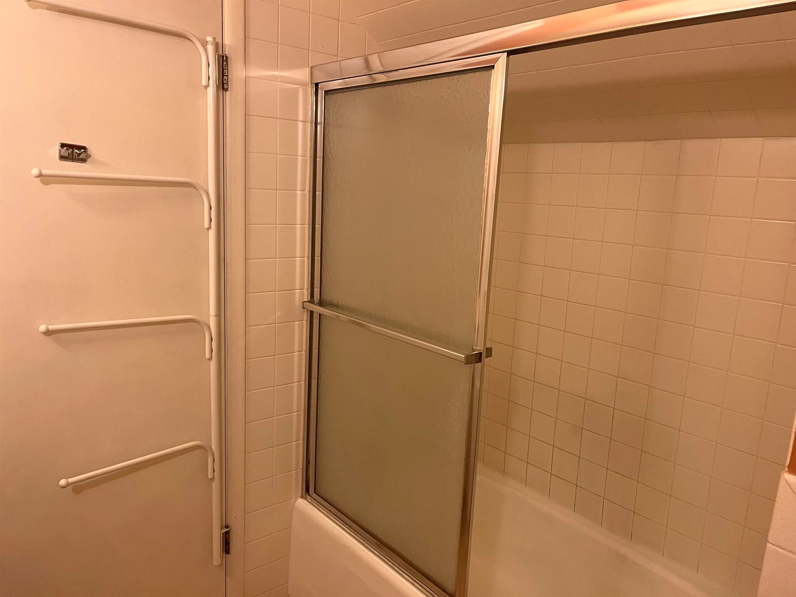 Newton, Kansas 67114, United States, 4 Bedrooms Bedrooms, ,3 BathroomsBathrooms,Residential,Pending,144300