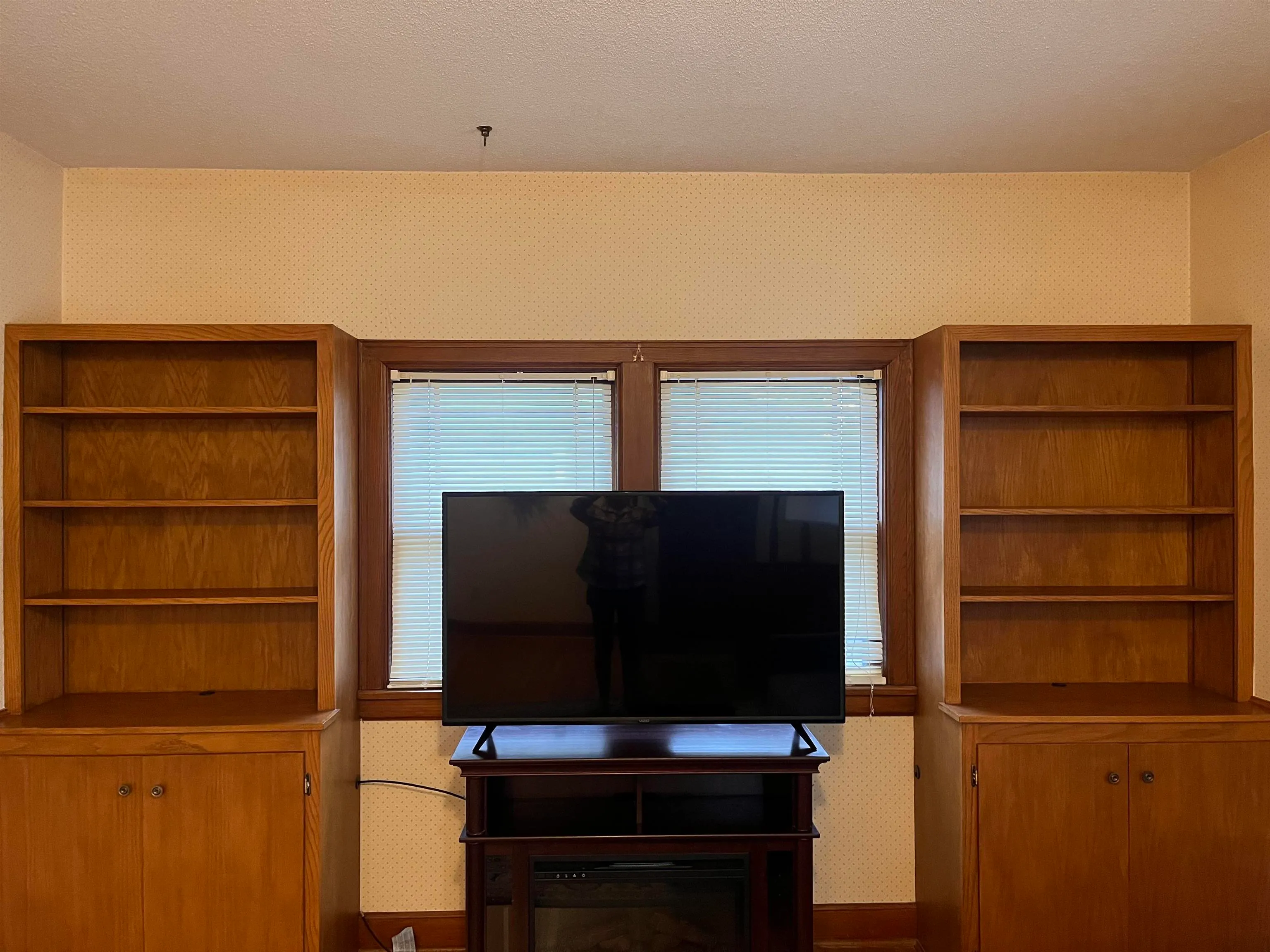 Newton, Kansas 67114, United States, 4 Bedrooms Bedrooms, ,3 BathroomsBathrooms,Residential,Pending,144300