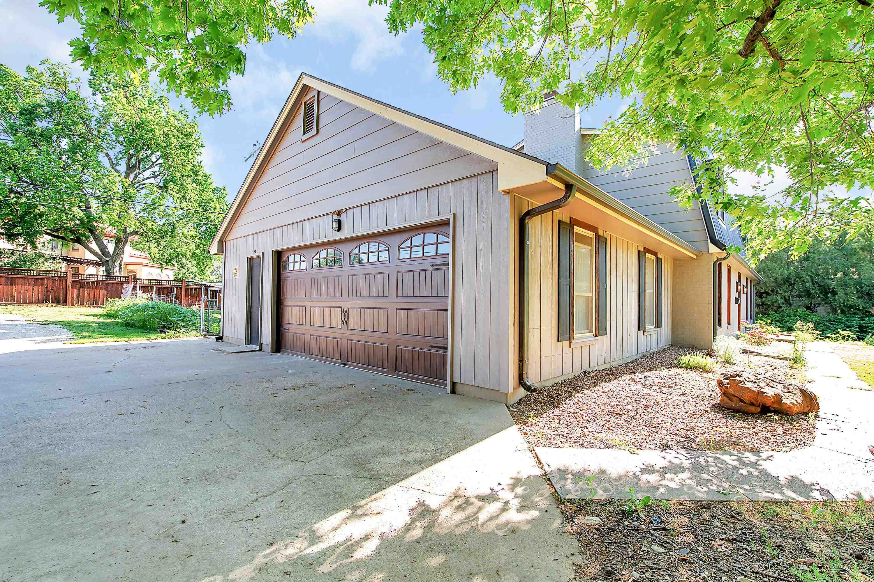 2111 Melrose Ln, Salina, Kansas image 8