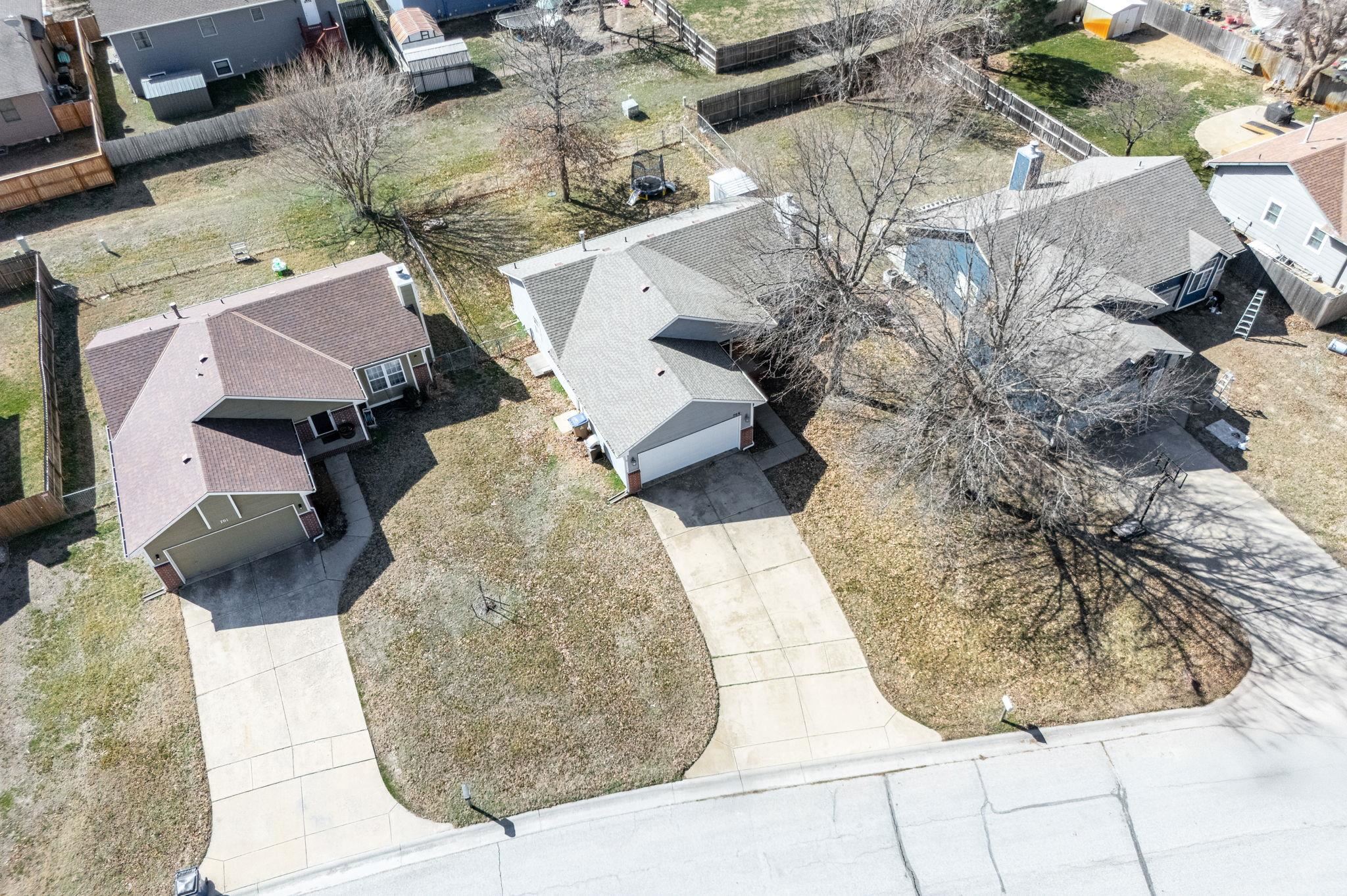 709 Deerfield Cir, Valley Center, Kansas image 2