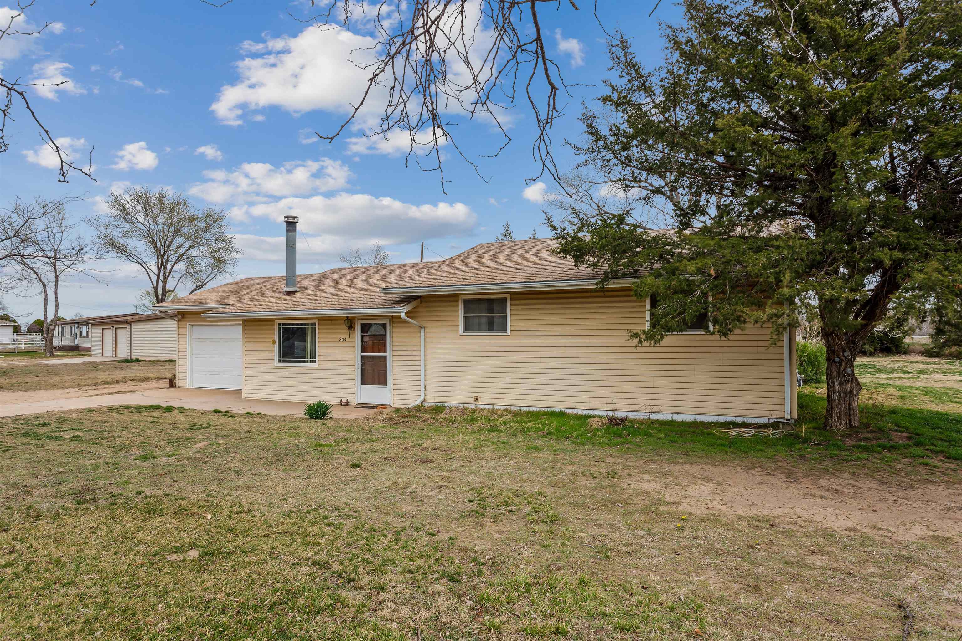 804 Westside Villa Dr, Hutchinson, Kansas image 2
