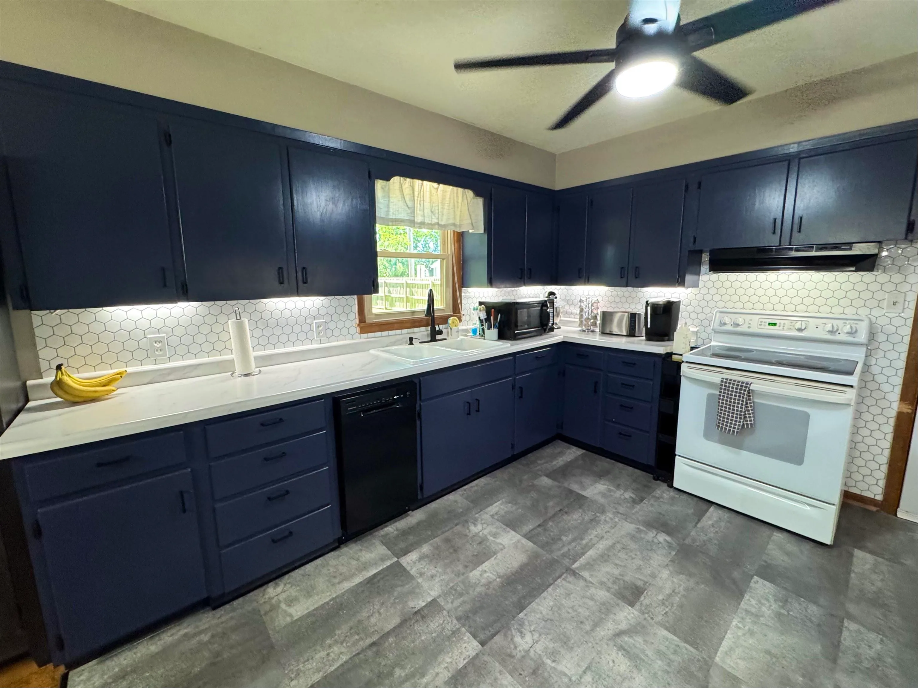 Newton, Kansas 67114, United States, 2 Bedrooms Bedrooms, ,1 BathroomBathrooms,Residential,Active,163441