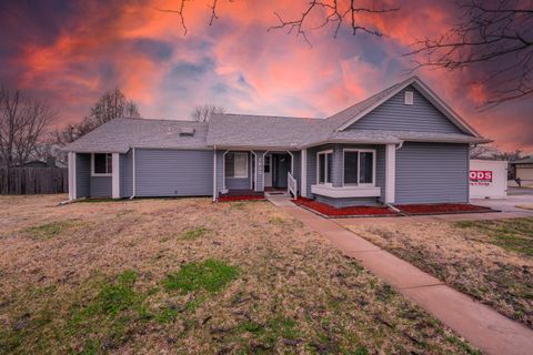 Photo of 1835 S Cypress St, Wichita, KS 67207 (MLS # 669285)