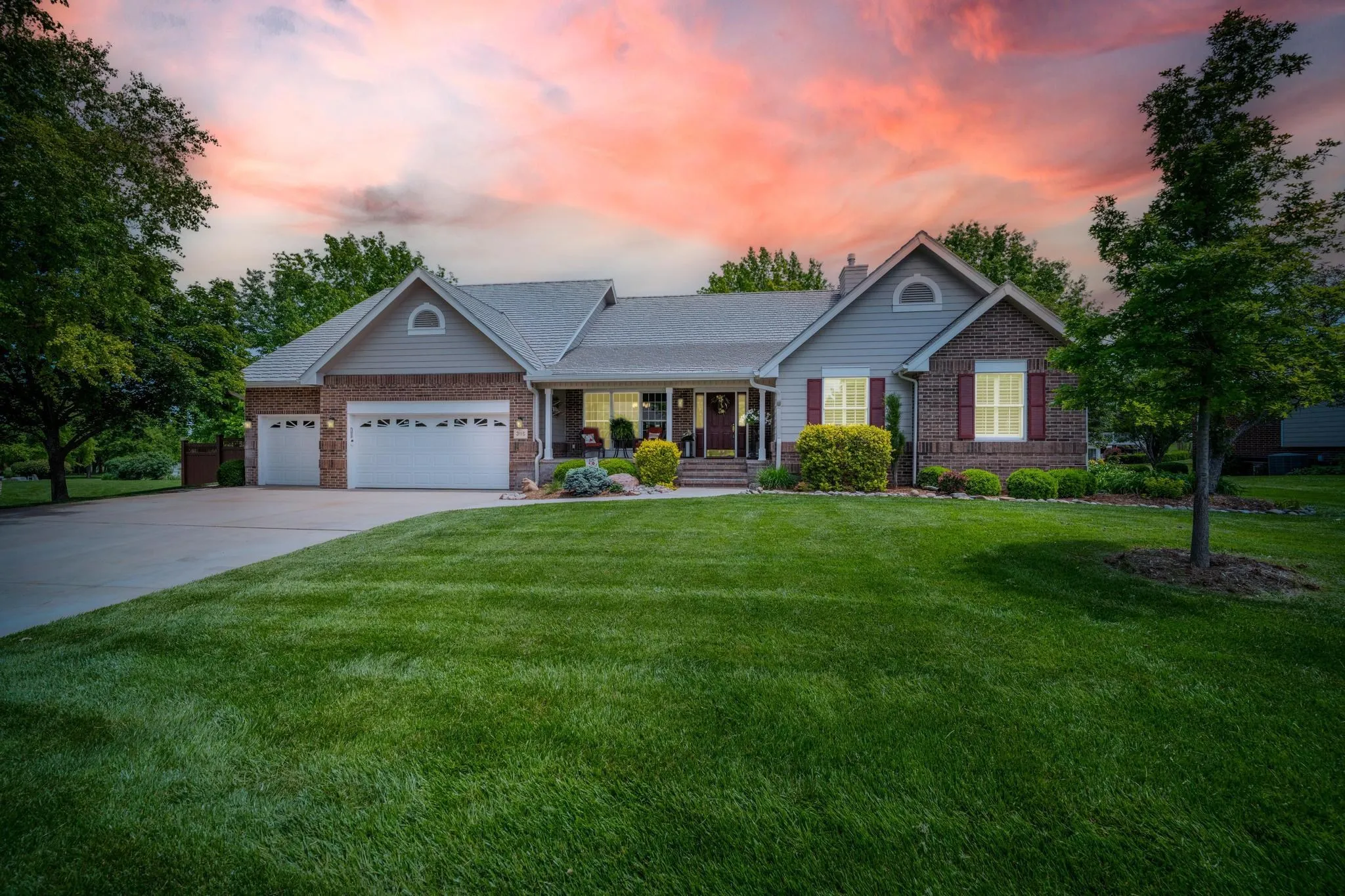 Winfield, Kansas 67156, United States, 4 Bedrooms Bedrooms, ,3 BathroomsBathrooms,Residential,Pending,144186