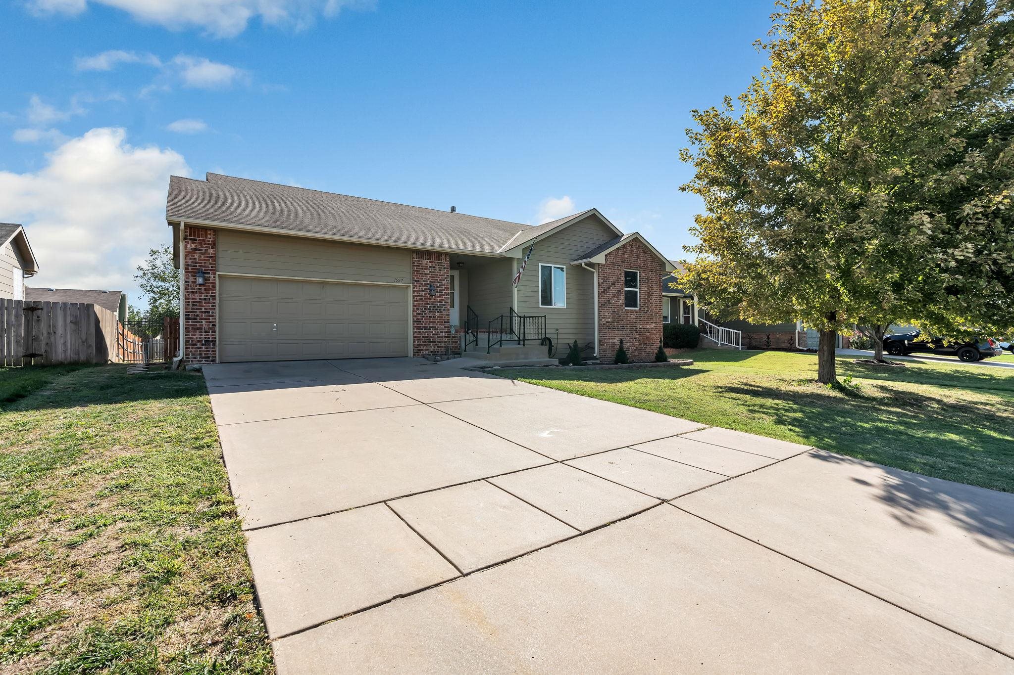 1527 E Cedar Tree St, Park City, Kansas image 2