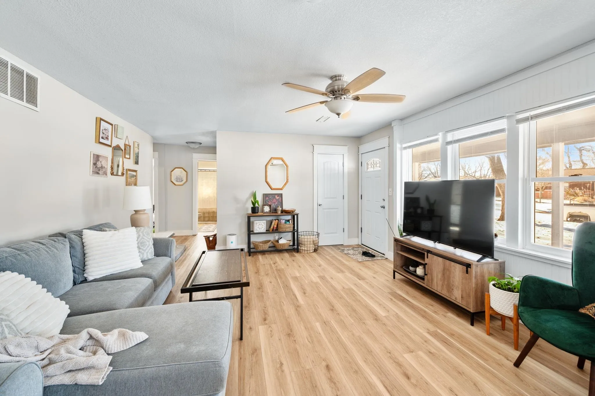 Wichita, Kansas 67212, United States, 5 Bedrooms Bedrooms, ,2 BathroomsBathrooms,Residential,Pending,18983