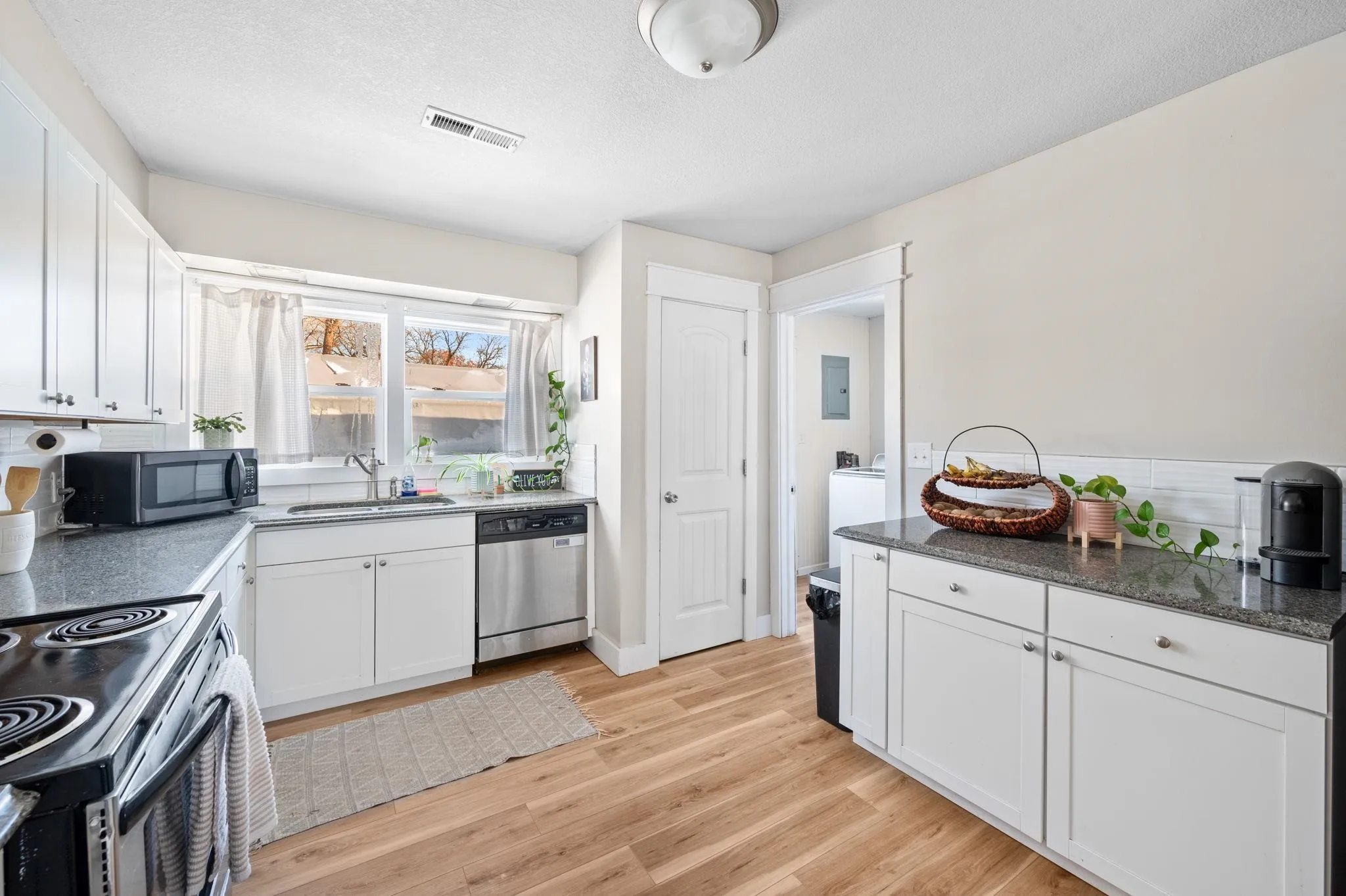 Wichita, Kansas 67212, United States, 5 Bedrooms Bedrooms, ,2 BathroomsBathrooms,Residential,Pending,18983