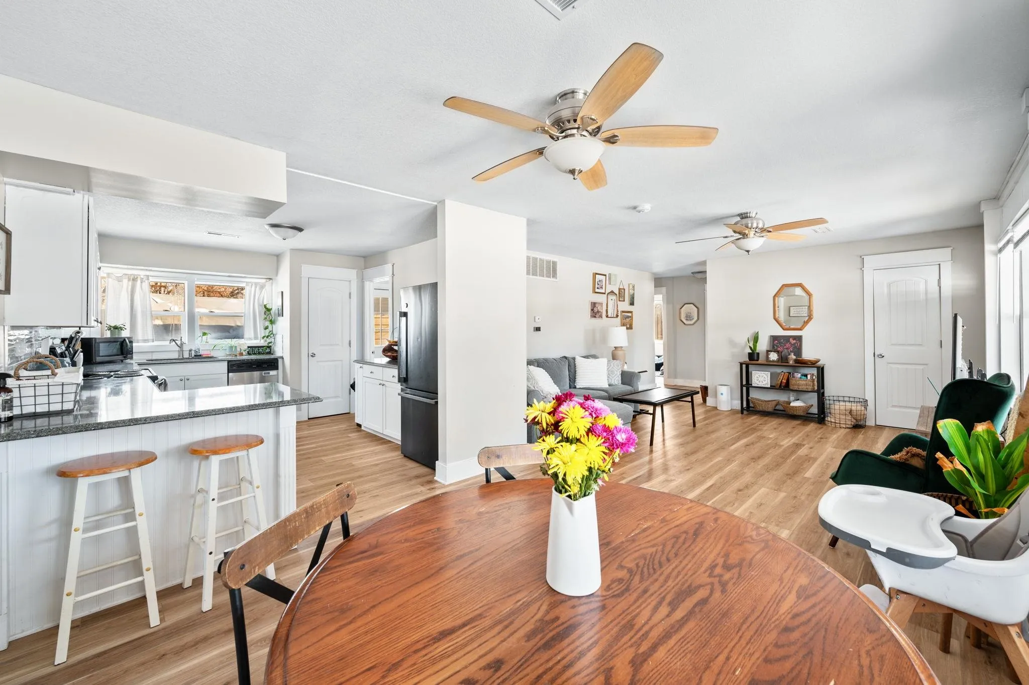 Wichita, Kansas 67212, United States, 5 Bedrooms Bedrooms, ,2 BathroomsBathrooms,Residential,Pending,18983