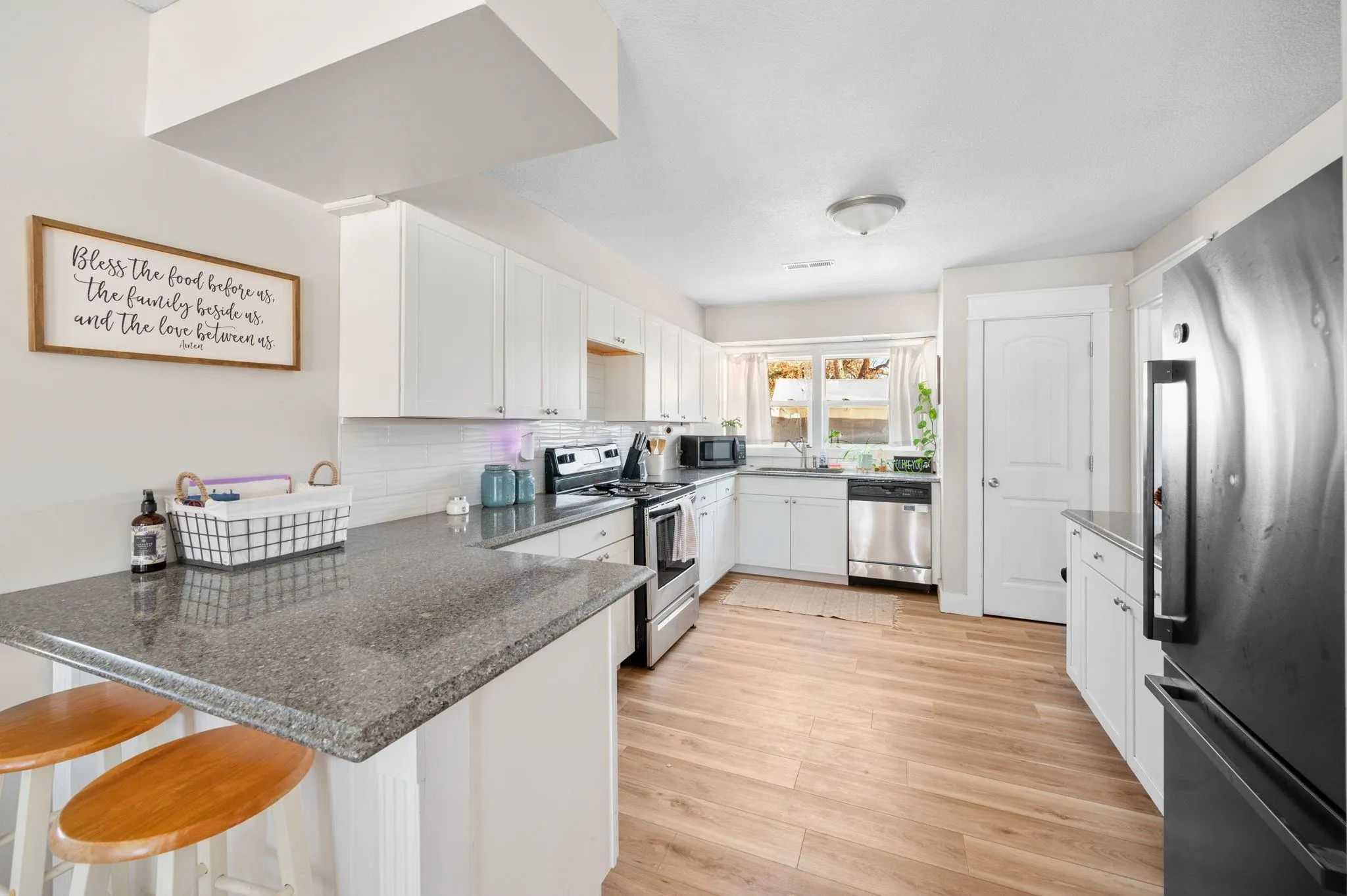 Wichita, Kansas 67212, United States, 5 Bedrooms Bedrooms, ,2 BathroomsBathrooms,Residential,Pending,18983