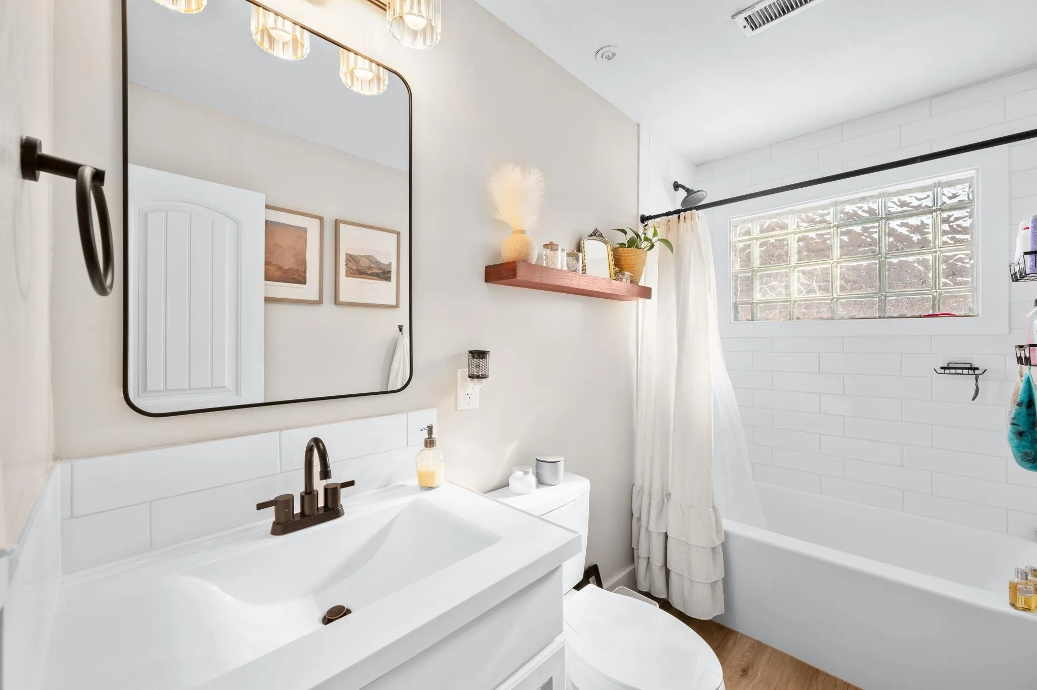 Wichita, Kansas 67212, United States, 5 Bedrooms Bedrooms, ,2 BathroomsBathrooms,Residential,Pending,18983