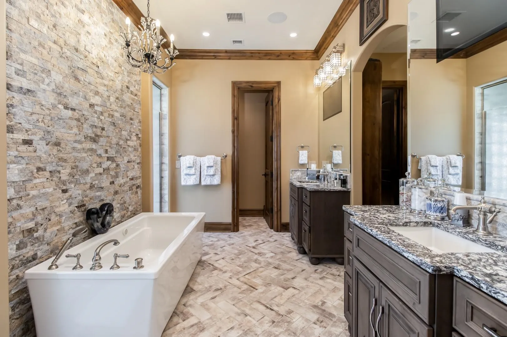 Milton, Kansas 67106, United States, 6 Bedrooms Bedrooms, ,7 BathroomsBathrooms,Residential,Active,240851