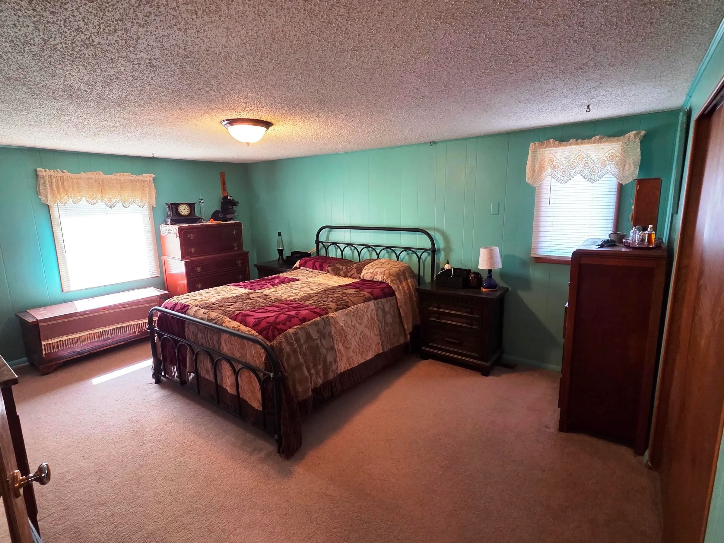 Hesston, Kansas 67062, United States, 4 Bedrooms Bedrooms, ,2 BathroomsBathrooms,Residential,Pending,144380