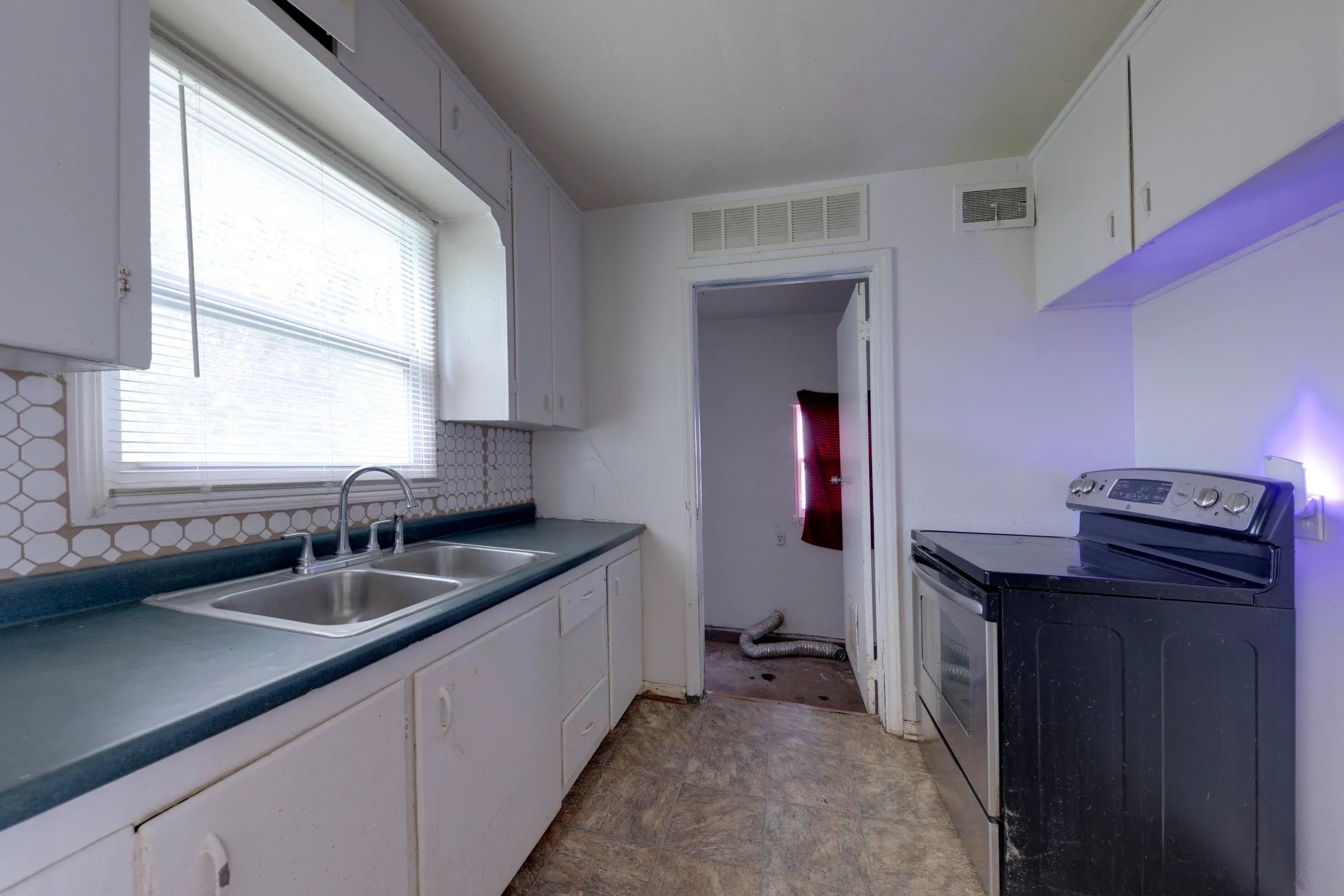 Wichita, Kansas 67219, United States, 3 Bedrooms Bedrooms, ,1 BathroomBathrooms,Residential,Pending,47393