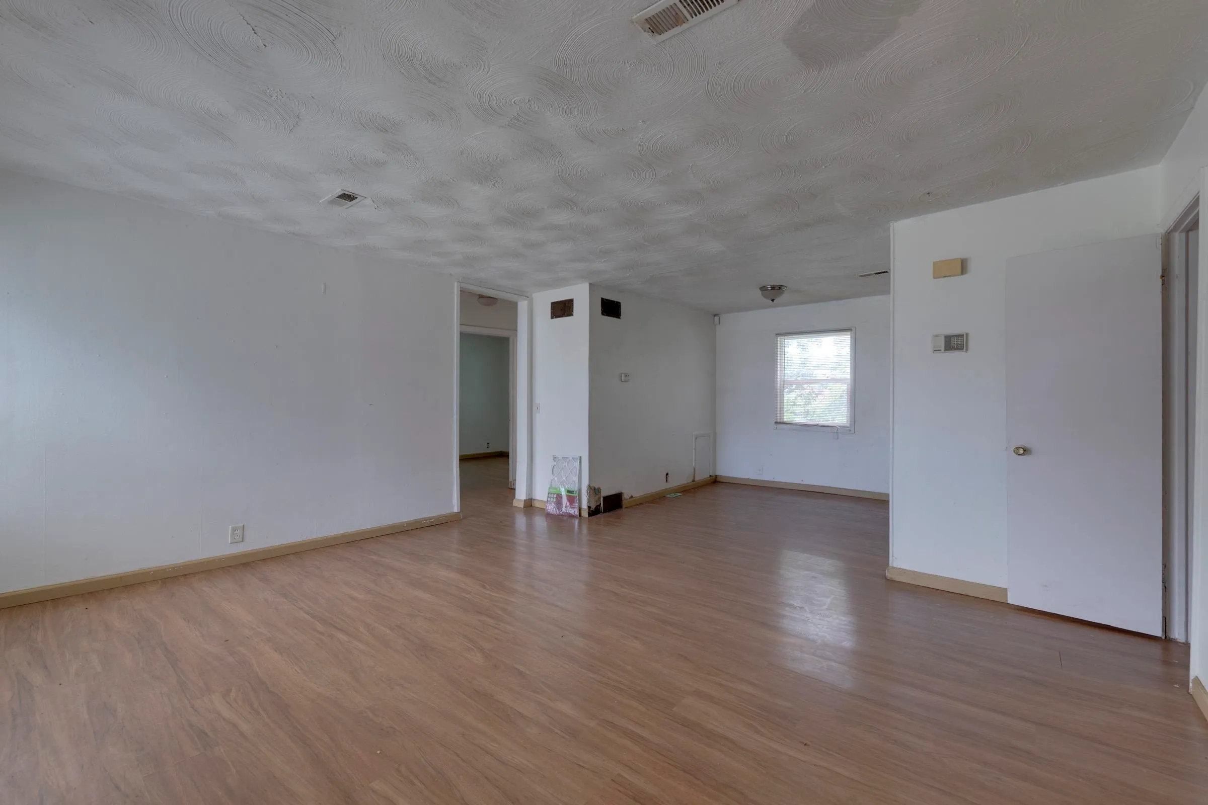 Wichita, Kansas 67219, United States, 3 Bedrooms Bedrooms, ,1 BathroomBathrooms,Residential,Pending,47393