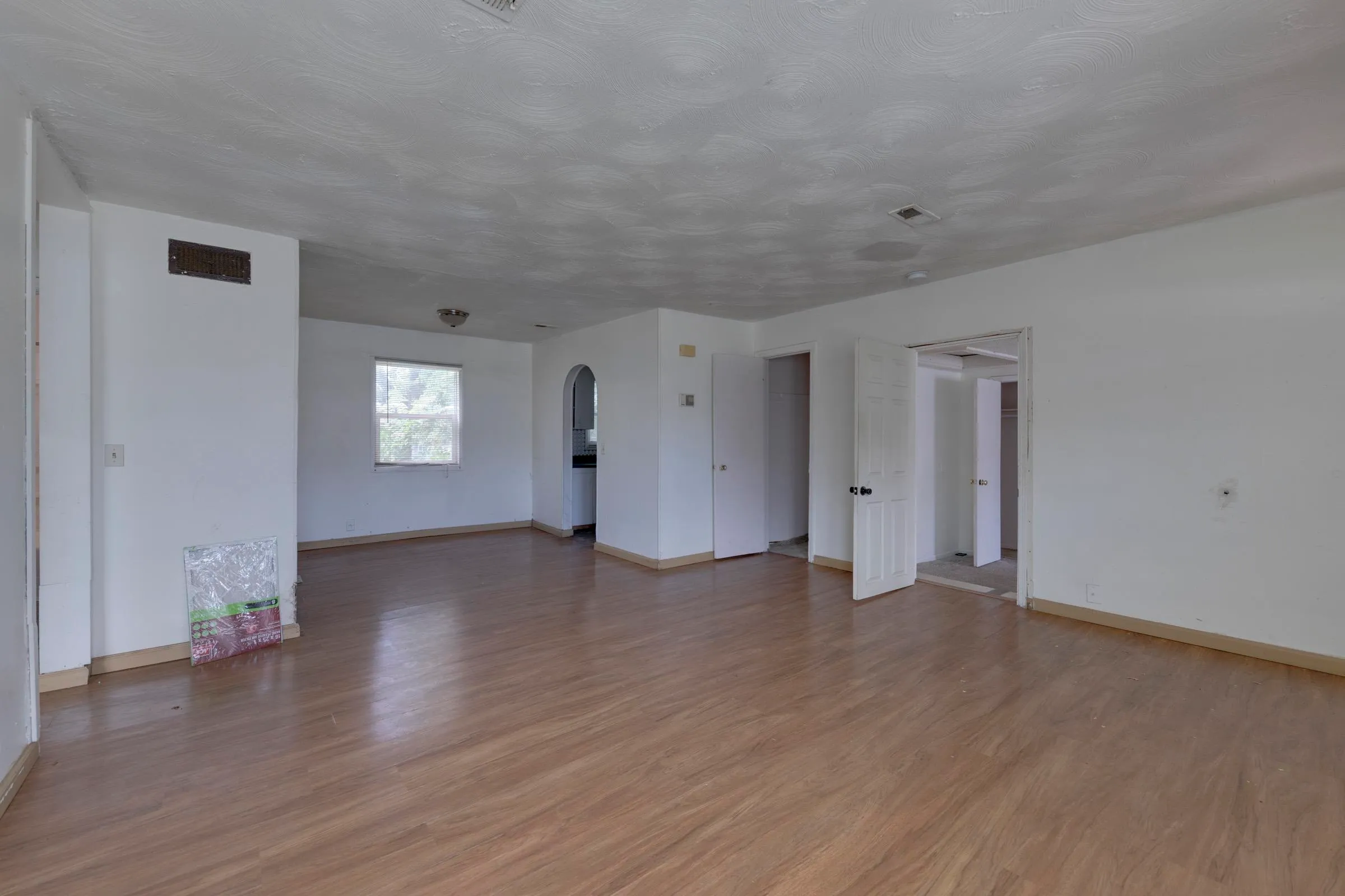 Wichita, Kansas 67219, United States, 3 Bedrooms Bedrooms, ,1 BathroomBathrooms,Residential,Pending,47393