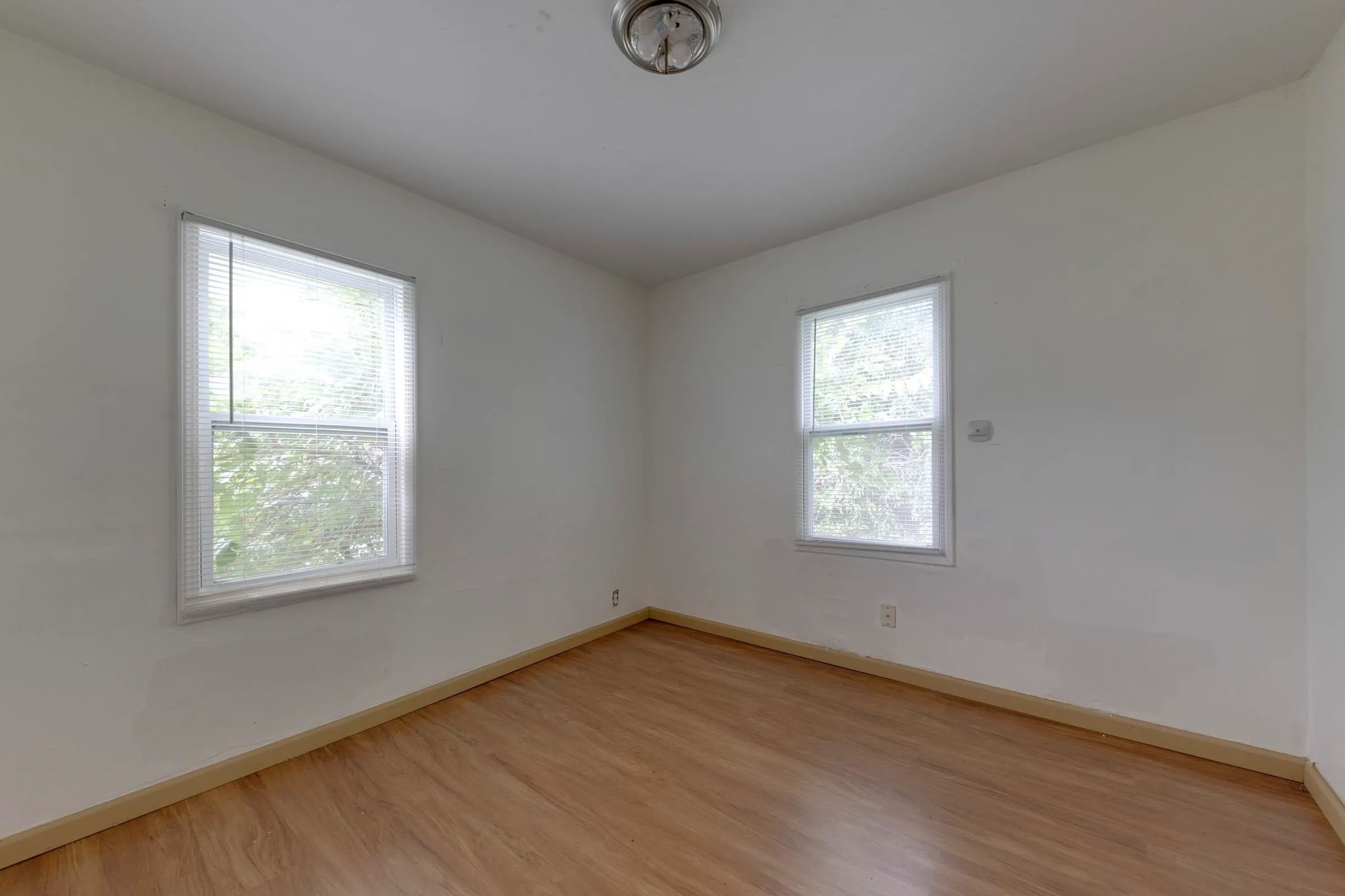 Wichita, Kansas 67219, United States, 3 Bedrooms Bedrooms, ,1 BathroomBathrooms,Residential,Pending,47393