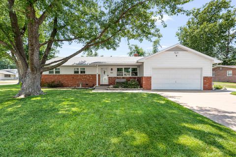 Homes For Sale - 801 N Emerson Ave<br/> Wichita, KS 67212