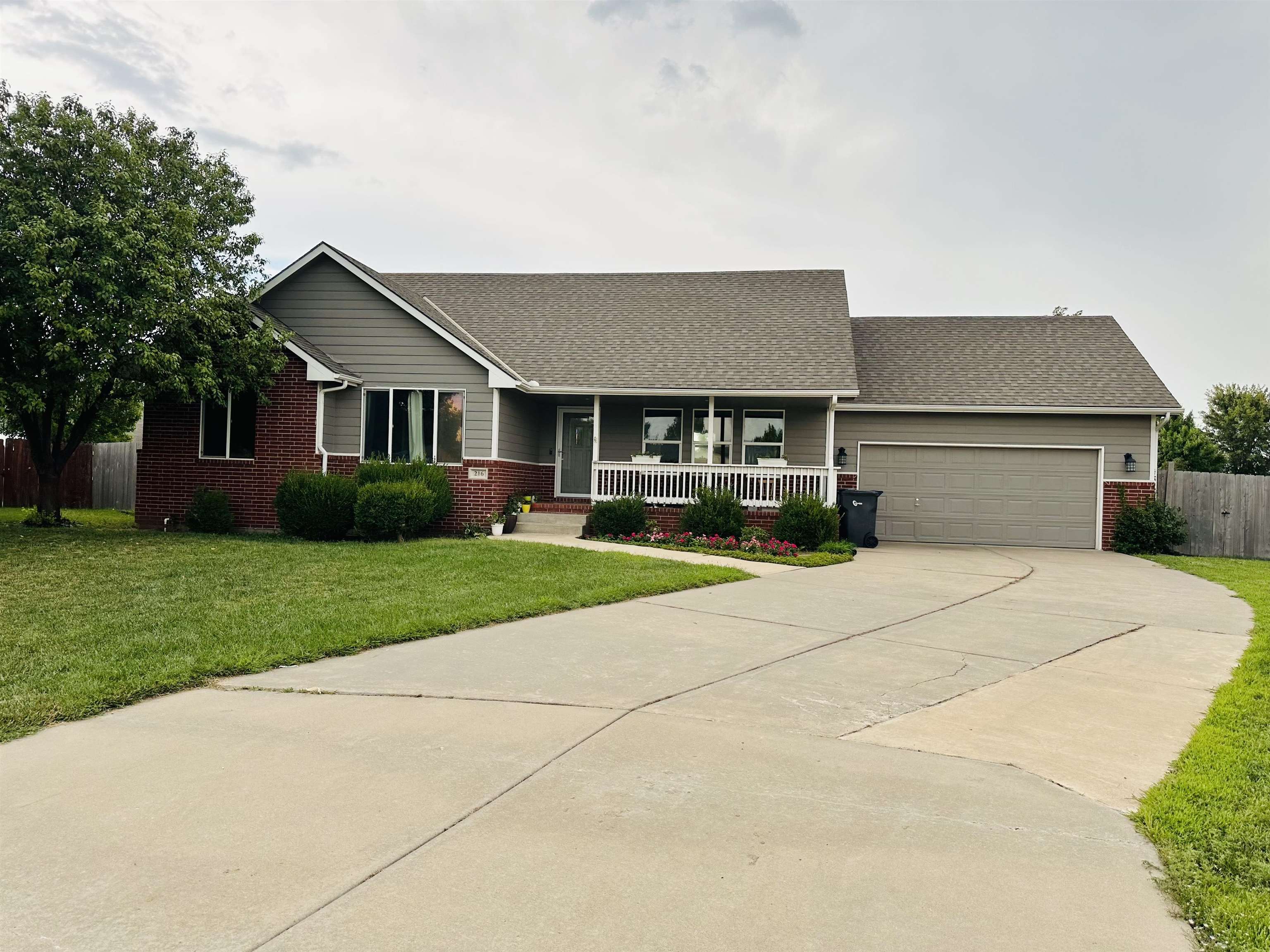 216 Victoria Ct, Newton, Kansas image 2