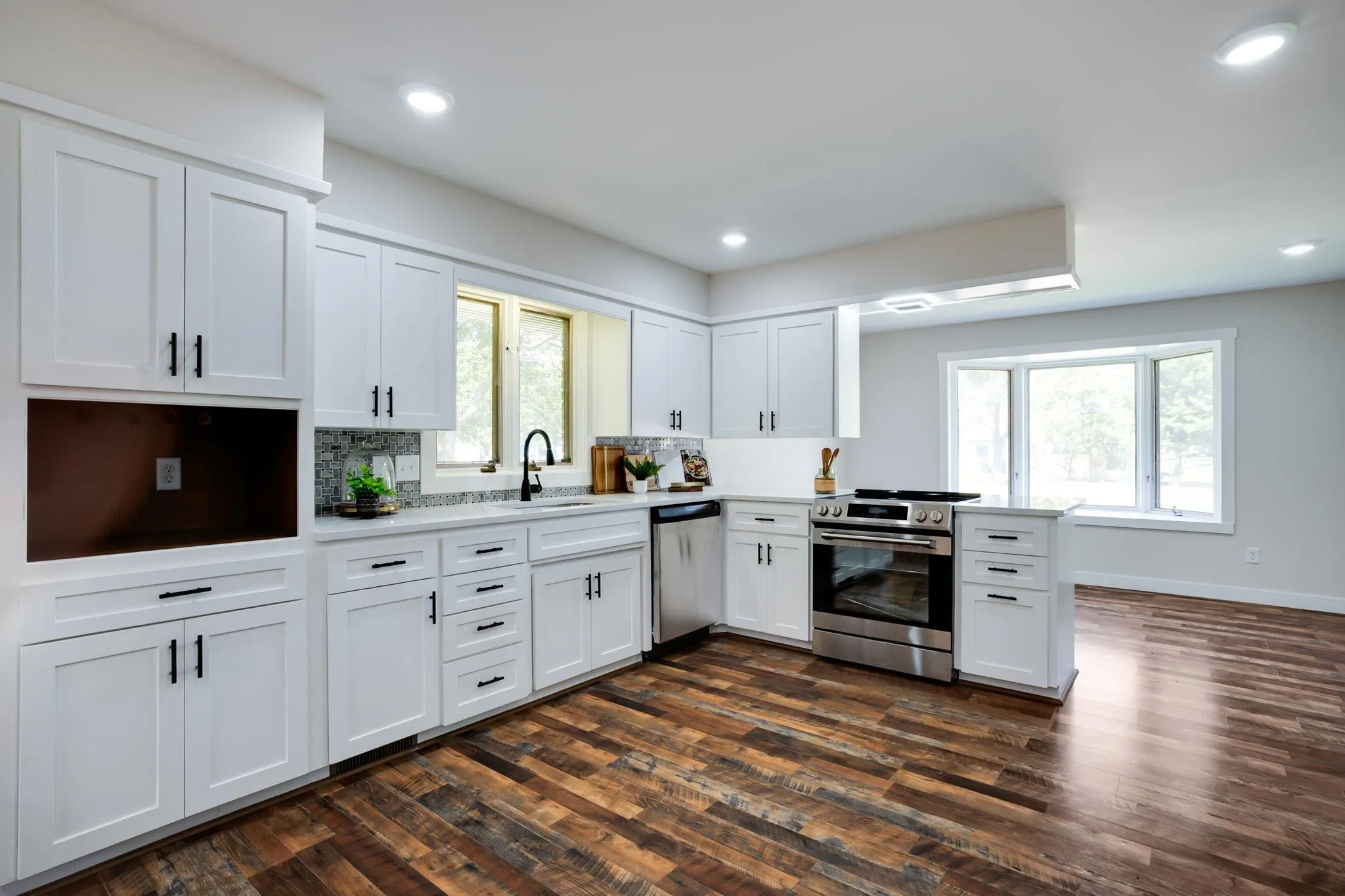 Halstead, Kansas 67056, United States, 4 Bedrooms Bedrooms, ,4 BathroomsBathrooms,Residential,Active,196990