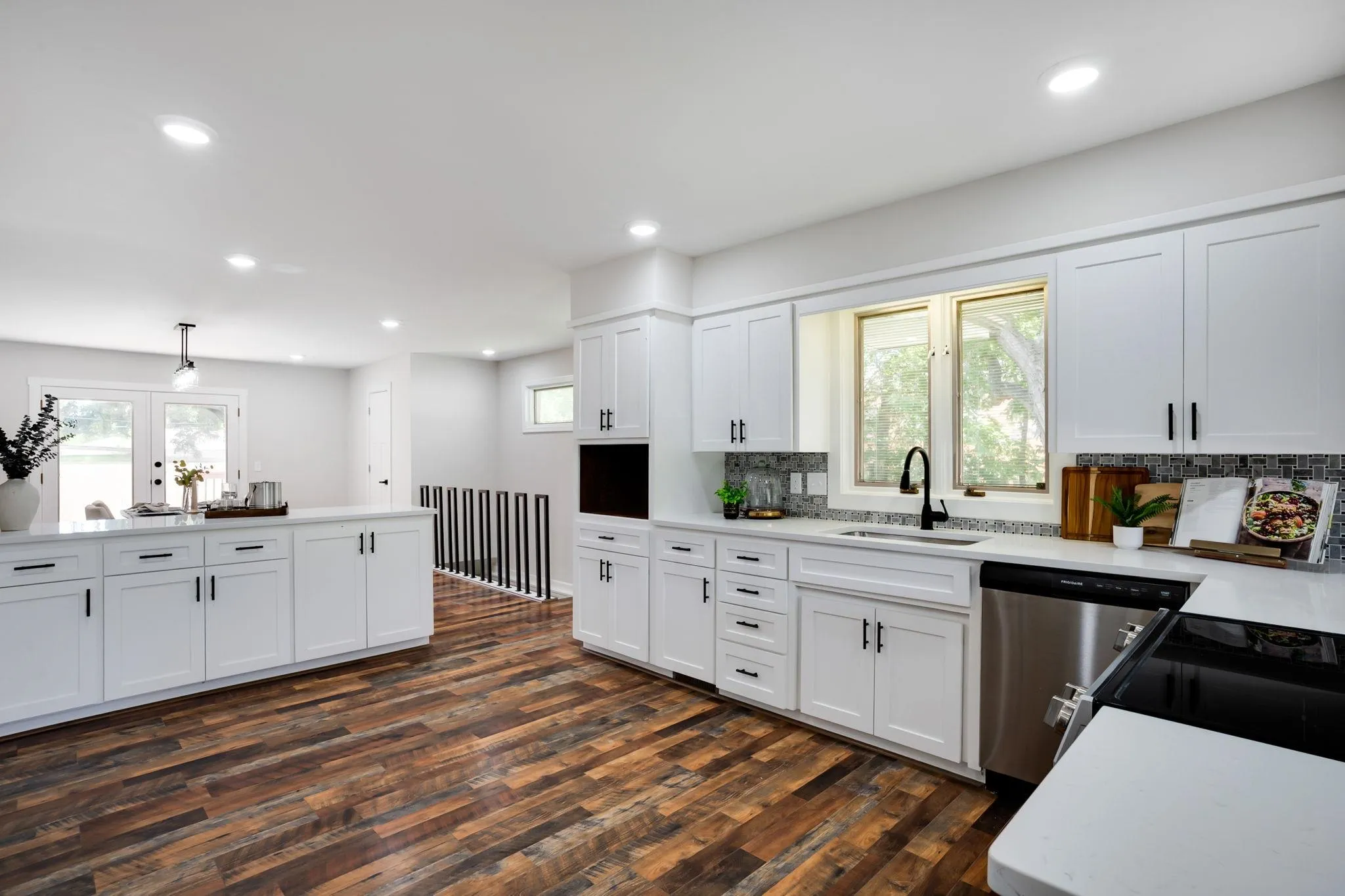 Halstead, Kansas 67056, United States, 4 Bedrooms Bedrooms, ,4 BathroomsBathrooms,Residential,Active,196990