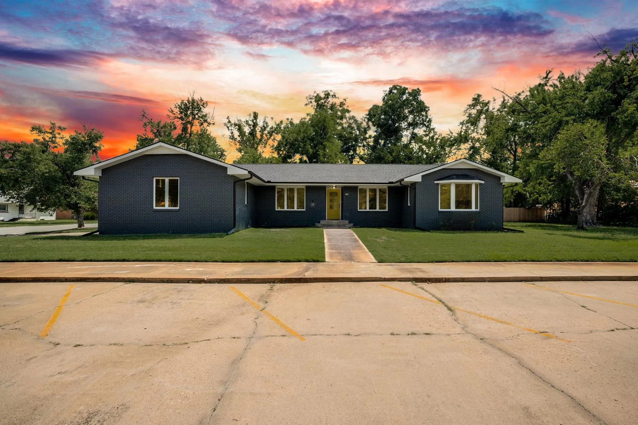 Halstead, Kansas 67056, United States, 4 Bedrooms Bedrooms, ,4 BathroomsBathrooms,Residential,Active,196990