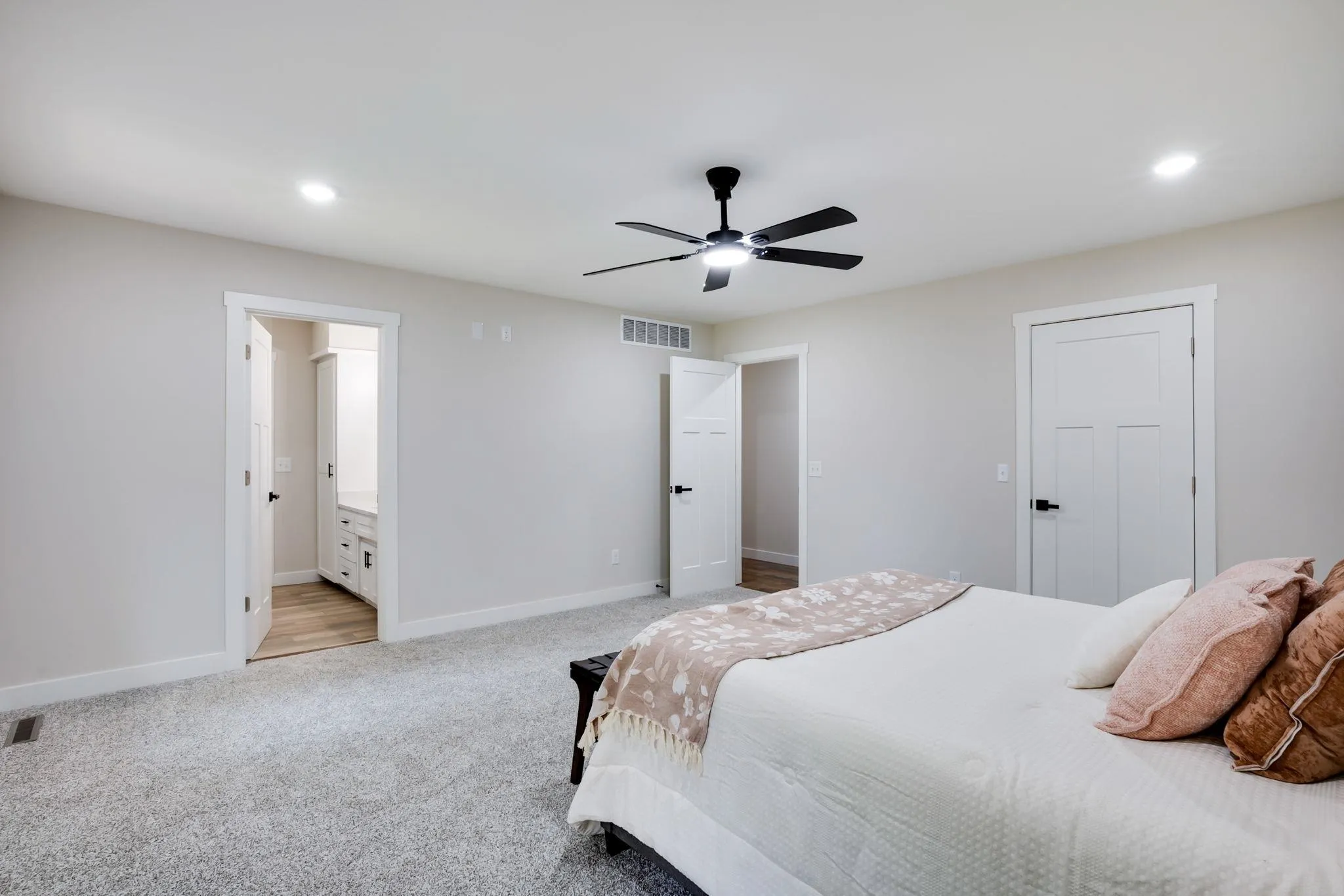 Halstead, Kansas 67056, United States, 4 Bedrooms Bedrooms, ,4 BathroomsBathrooms,Residential,Active,196990