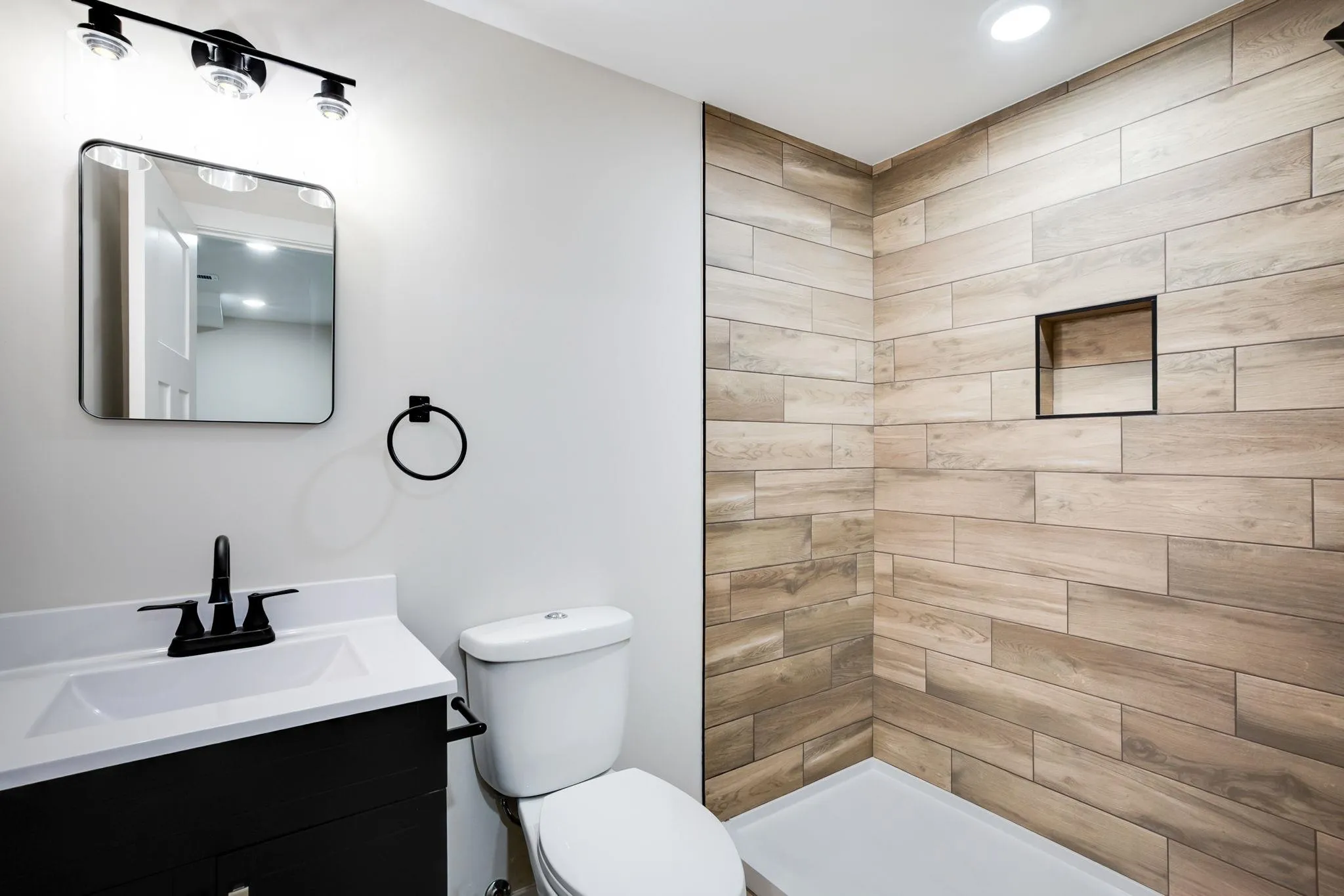 Halstead, Kansas 67056, United States, 4 Bedrooms Bedrooms, ,4 BathroomsBathrooms,Residential,Active,196990