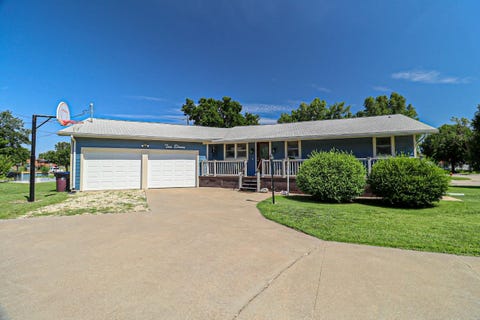 Homes For Sale - 211 N Pine St<br/> Mcpherson County, Inman, KS 67546