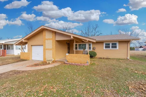 900 N Elm St, Belle Plaine, KS 67013 - MLS#: 651397