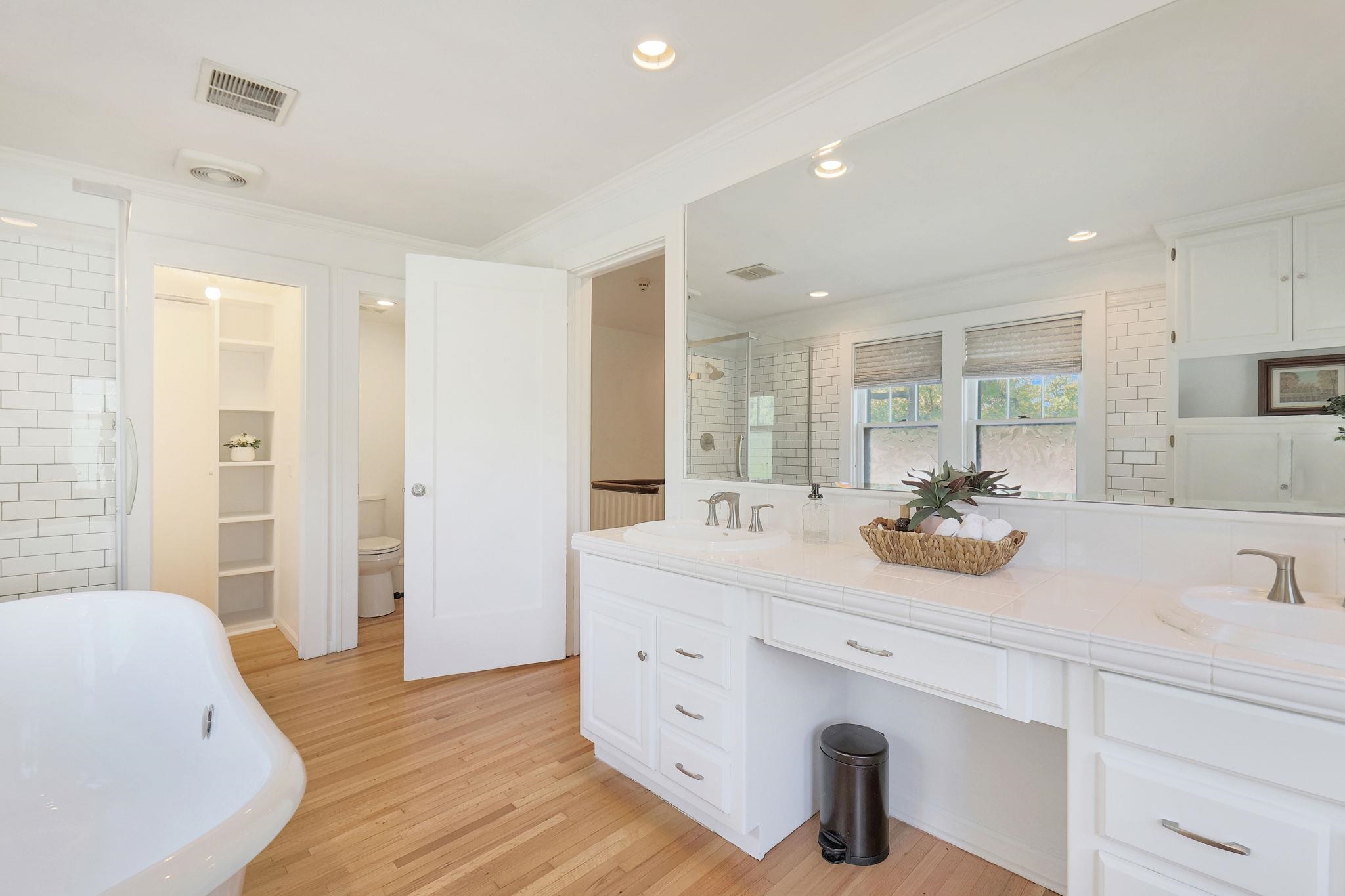 Wichita, Kansas 67208, United States, 3 Bedrooms Bedrooms, ,3 BathroomsBathrooms,Residential,Pending,52572