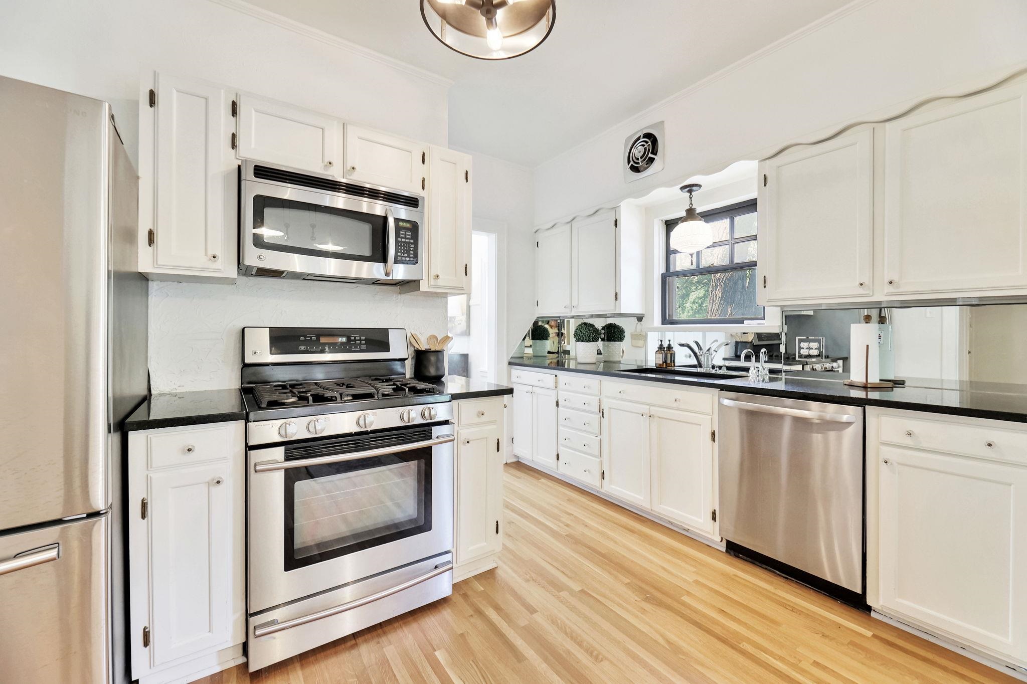 Wichita, Kansas 67208, United States, 3 Bedrooms Bedrooms, ,3 BathroomsBathrooms,Residential,Pending,52572