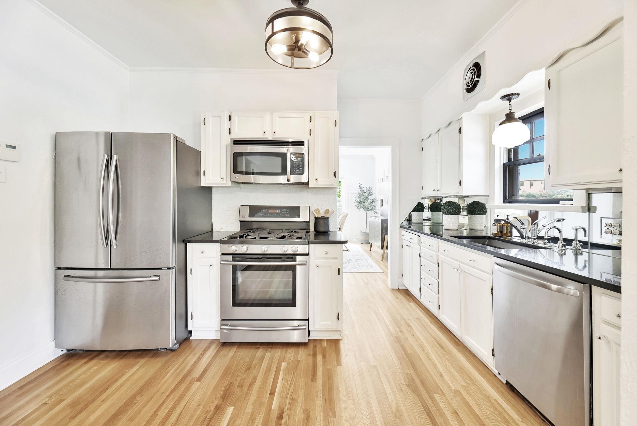 Wichita, Kansas 67208, United States, 3 Bedrooms Bedrooms, ,3 BathroomsBathrooms,Residential,Pending,52572