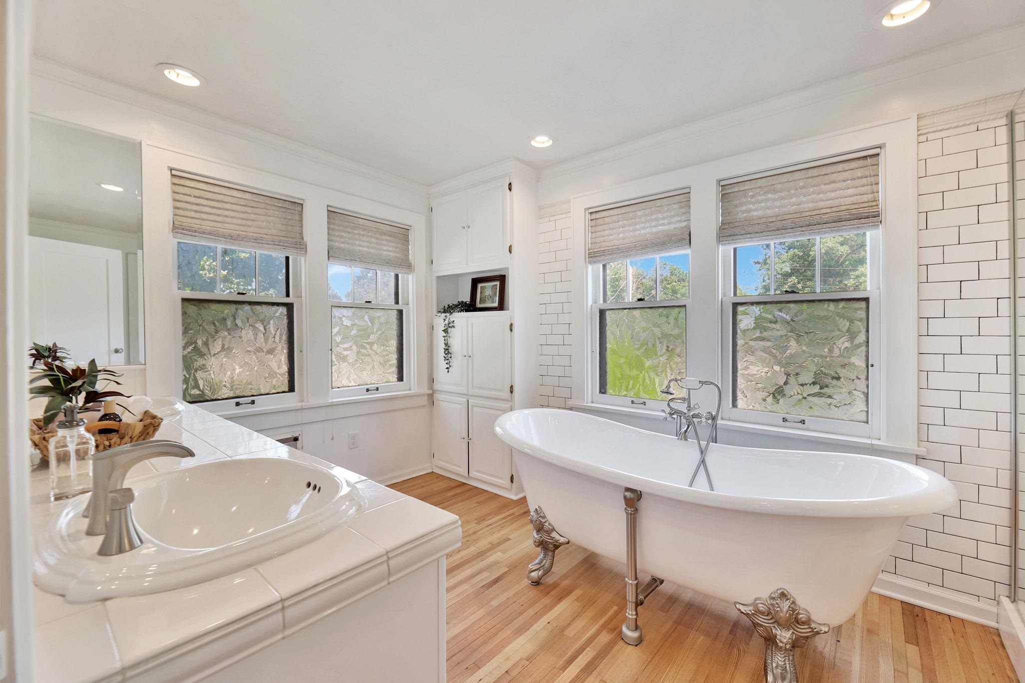 Wichita, Kansas 67208, United States, 3 Bedrooms Bedrooms, ,3 BathroomsBathrooms,Residential,Pending,52572