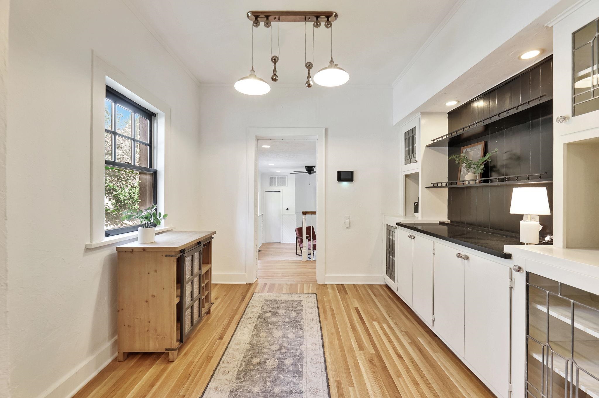 Wichita, Kansas 67208, United States, 3 Bedrooms Bedrooms, ,3 BathroomsBathrooms,Residential,Pending,52572