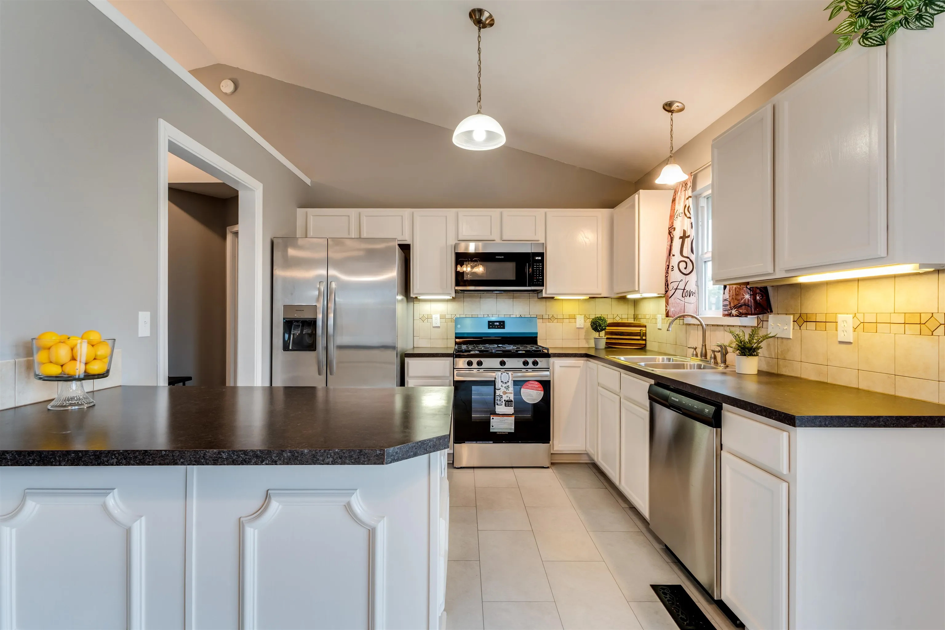 Wichita, Kansas 67235, United States, 5 Bedrooms Bedrooms, ,3 BathroomsBathrooms,Residential,Pending,200279