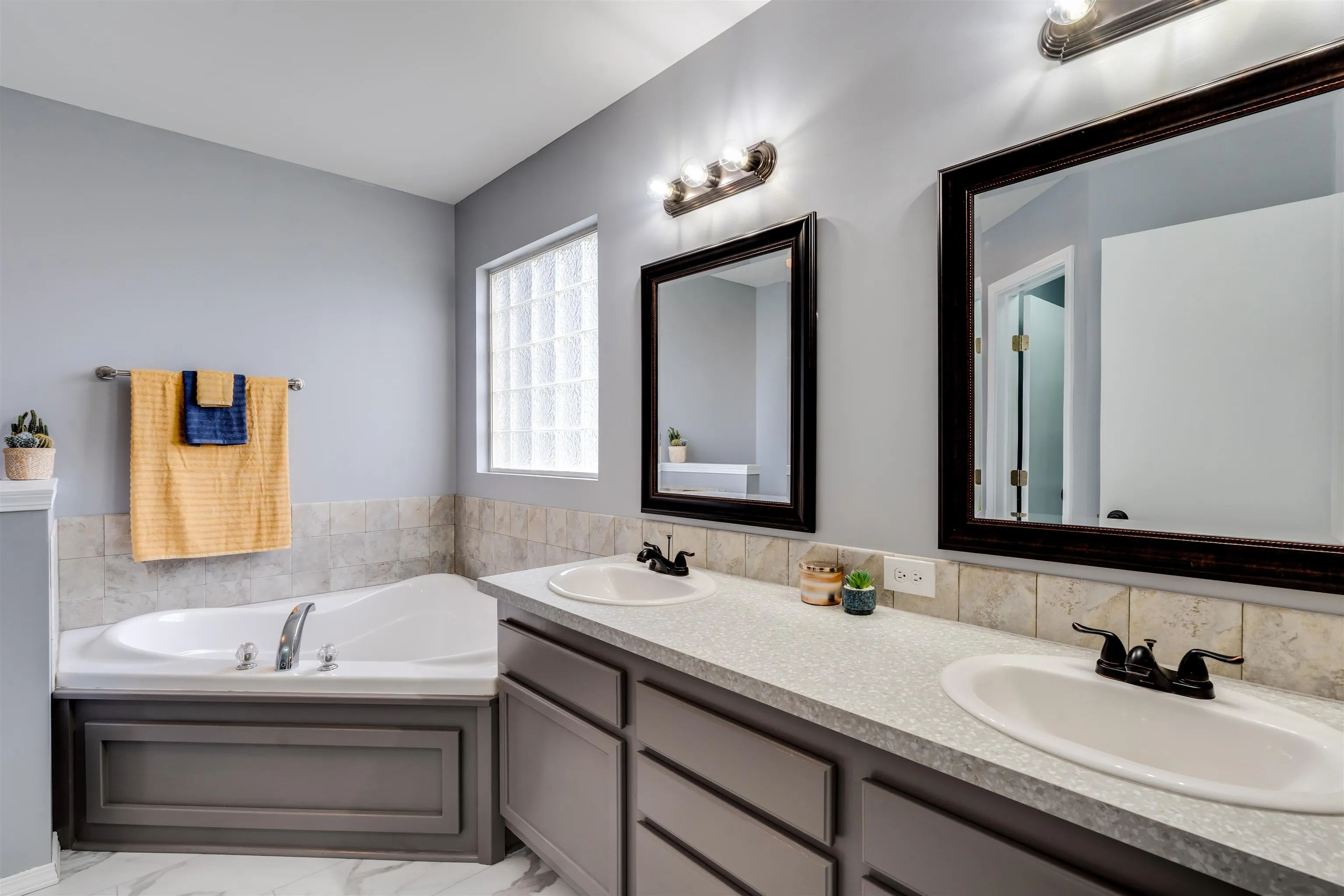 Wichita, Kansas 67235, United States, 5 Bedrooms Bedrooms, ,3 BathroomsBathrooms,Residential,Pending,200279