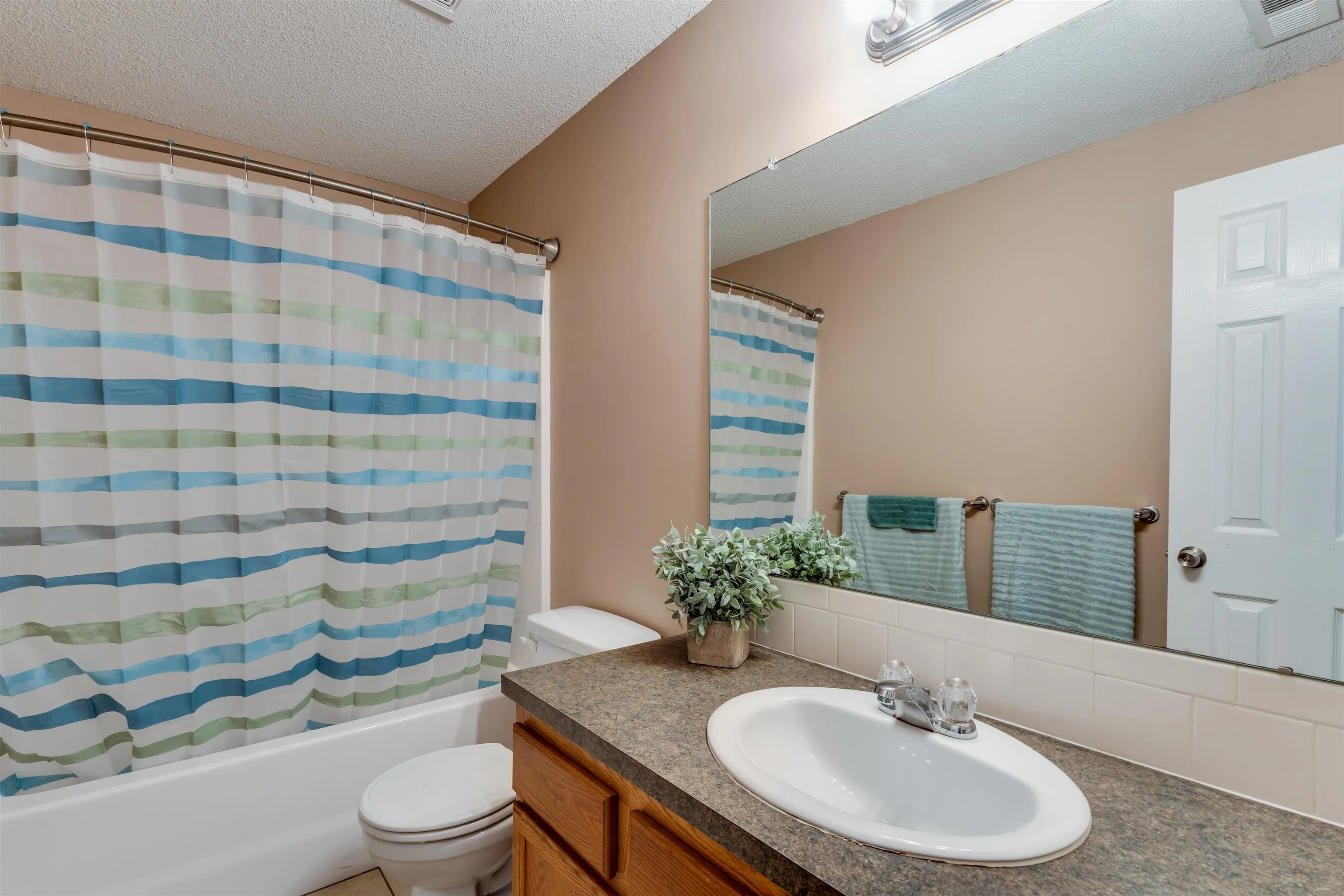 Wichita, Kansas 67235, United States, 5 Bedrooms Bedrooms, ,3 BathroomsBathrooms,Residential,Pending,200279