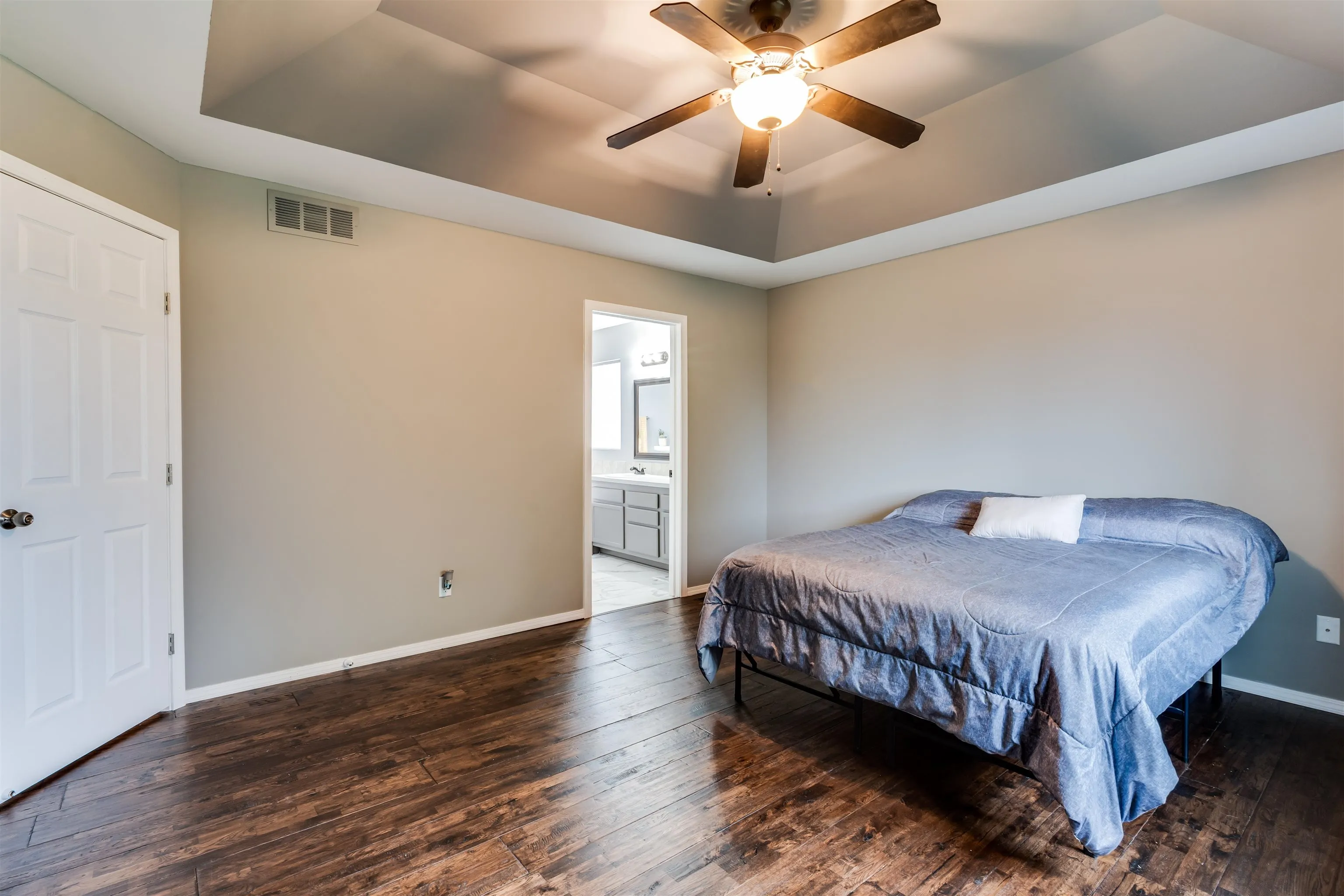 Wichita, Kansas 67235, United States, 5 Bedrooms Bedrooms, ,3 BathroomsBathrooms,Residential,Pending,200279