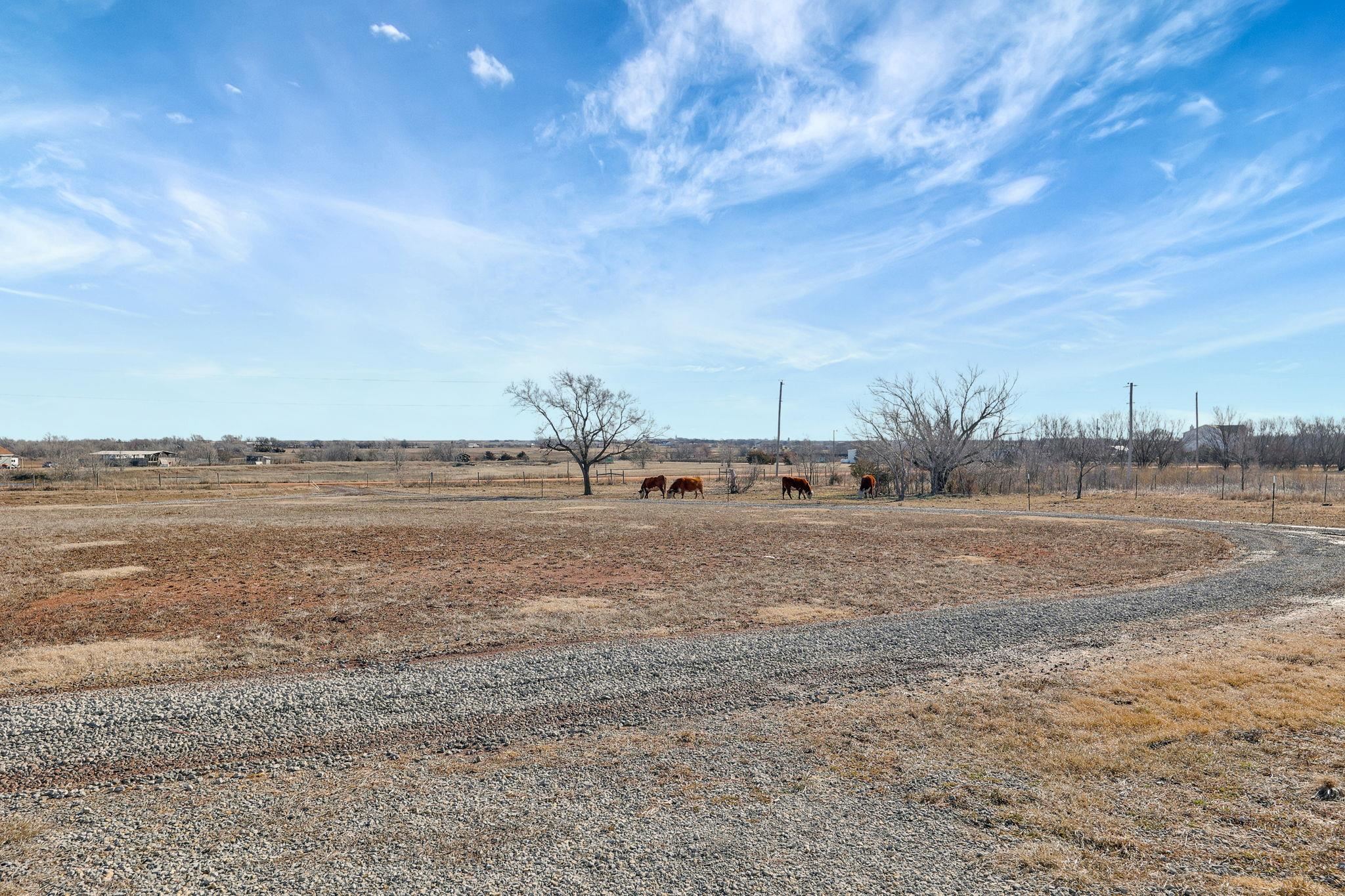 Mount Hope, Kansas 67108, United States, 4 Bedrooms Bedrooms, ,3 BathroomsBathrooms,Residential,Pending,65353