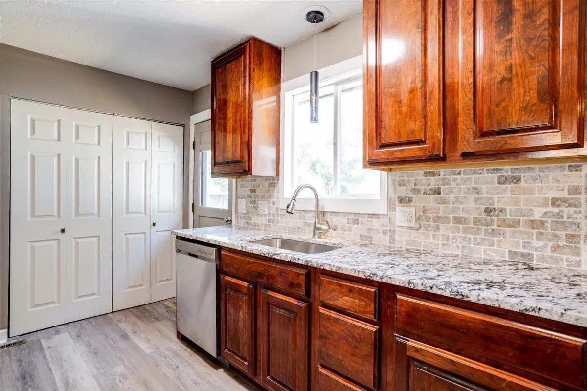 Douglass, Kansas 67039, United States, 4 Bedrooms Bedrooms, ,1 BathroomBathrooms,Residential,Pending,40111