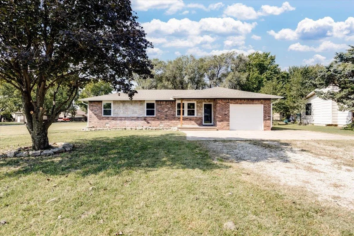 Douglass, Kansas 67039, United States, 4 Bedrooms Bedrooms, ,1 BathroomBathrooms,Residential,Pending,40111