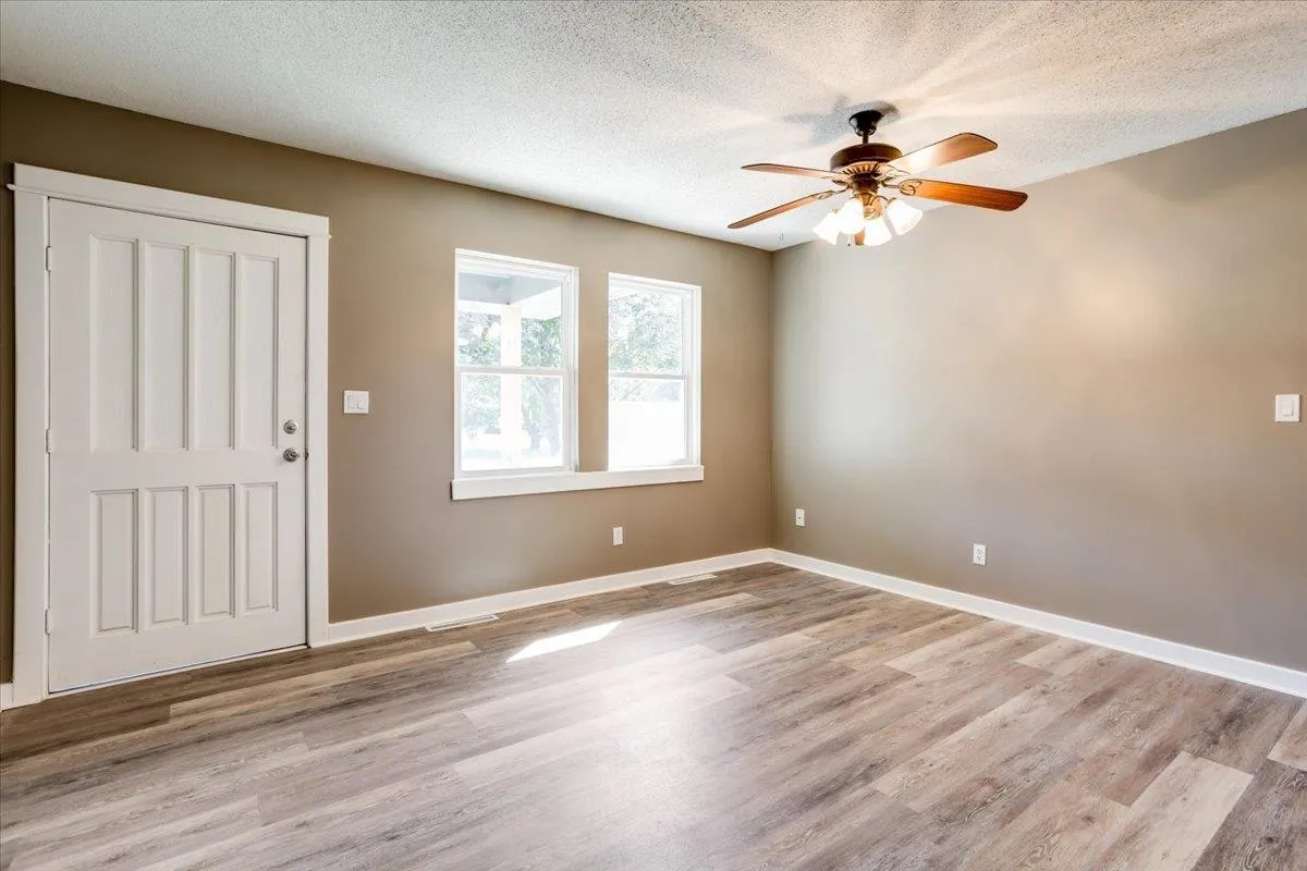 Douglass, Kansas 67039, United States, 4 Bedrooms Bedrooms, ,1 BathroomBathrooms,Residential,Pending,40111