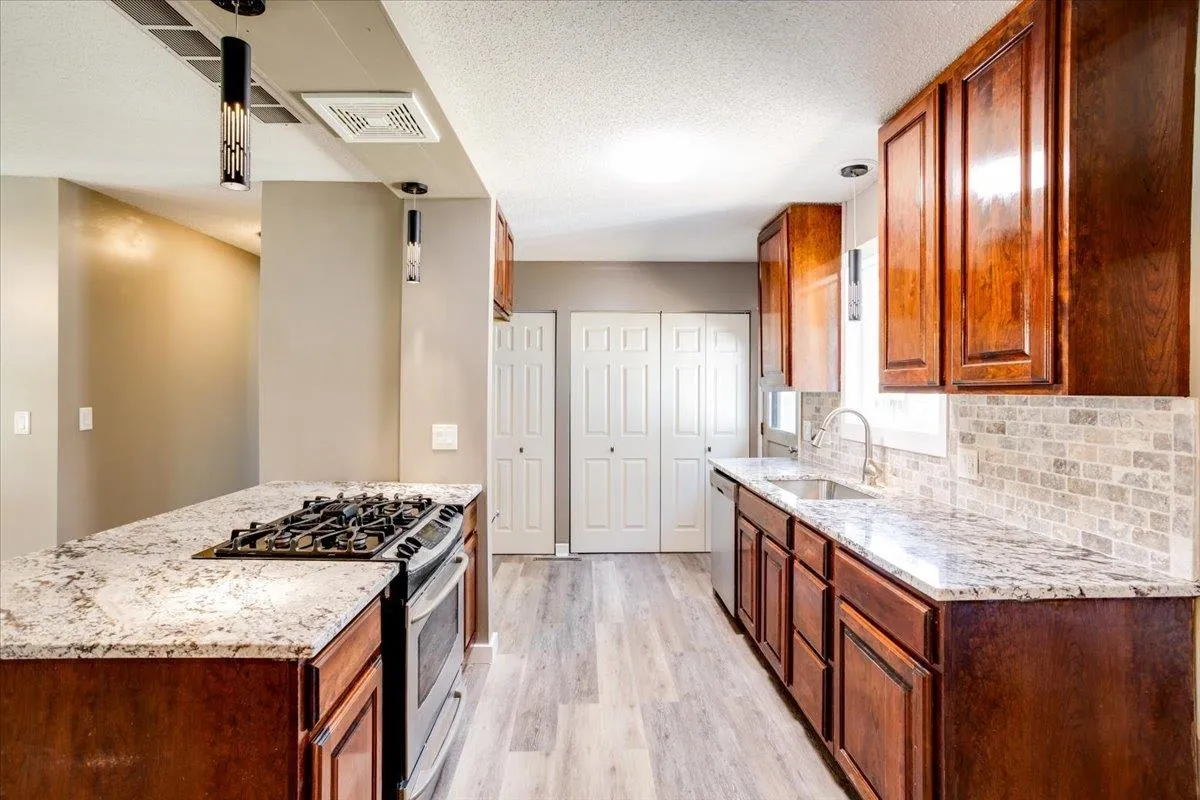 Douglass, Kansas 67039, United States, 4 Bedrooms Bedrooms, ,1 BathroomBathrooms,Residential,Pending,40111