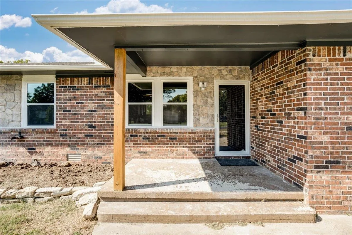 Douglass, Kansas 67039, United States, 4 Bedrooms Bedrooms, ,1 BathroomBathrooms,Residential,Pending,40111