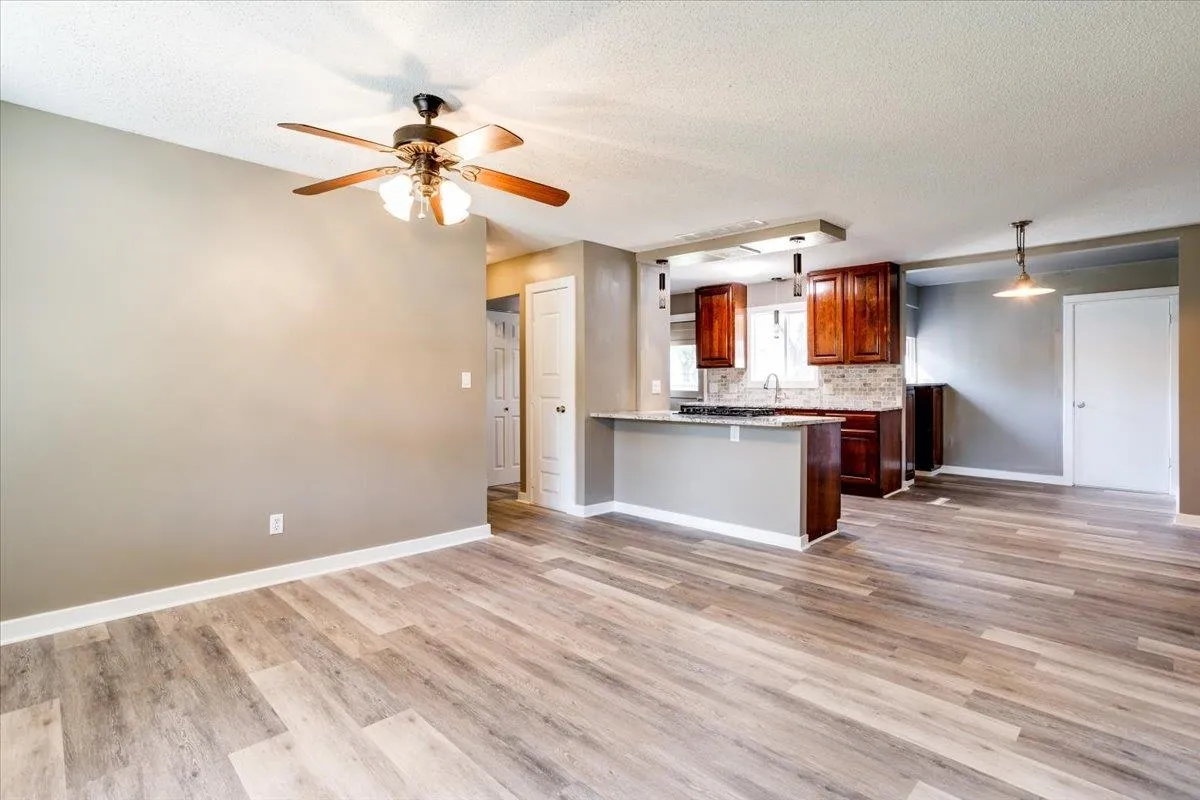 Douglass, Kansas 67039, United States, 4 Bedrooms Bedrooms, ,1 BathroomBathrooms,Residential,Pending,40111