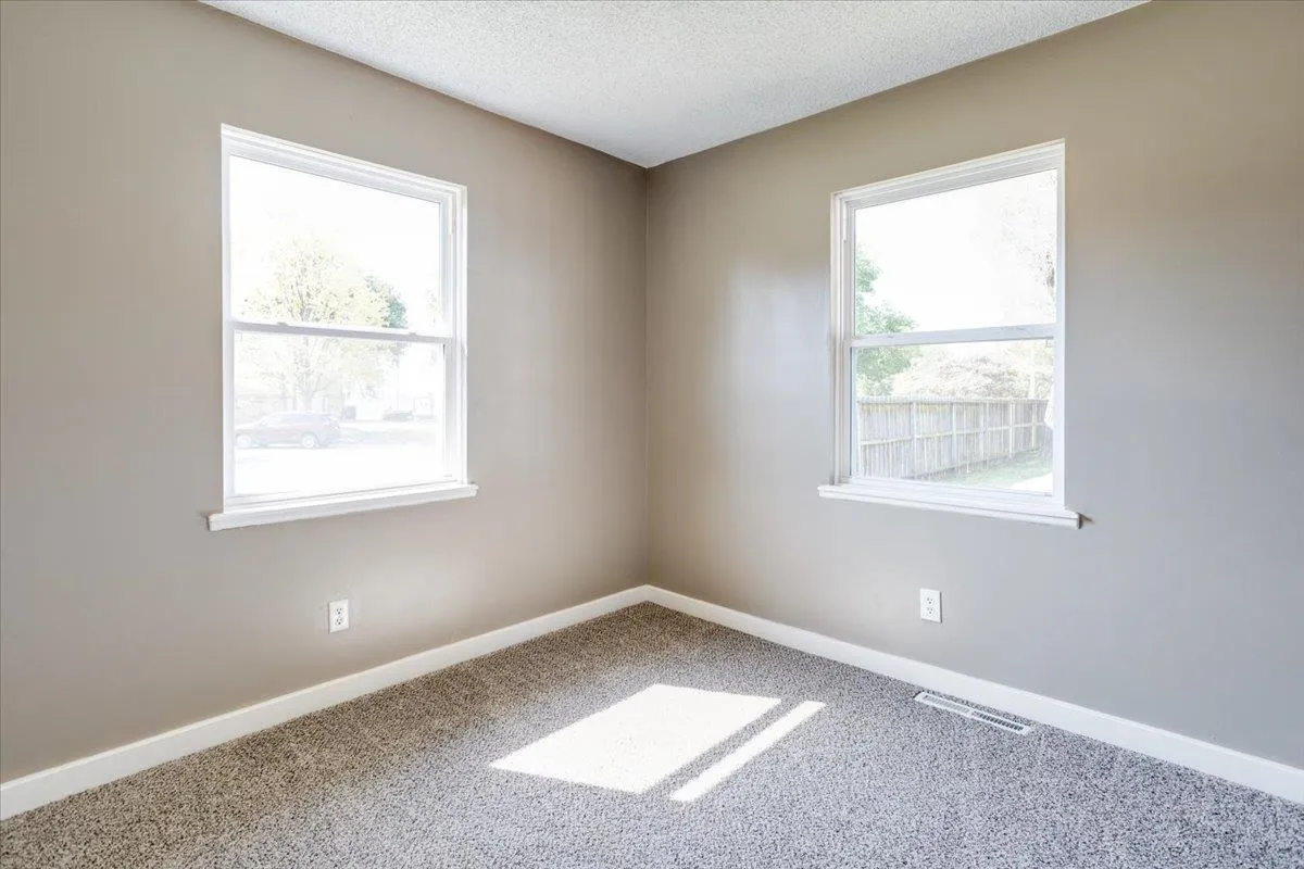 Douglass, Kansas 67039, United States, 4 Bedrooms Bedrooms, ,1 BathroomBathrooms,Residential,Pending,40111