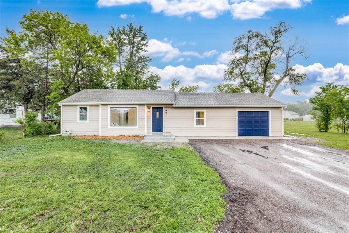 921 E 10th St, Newton, Kansas image 1
