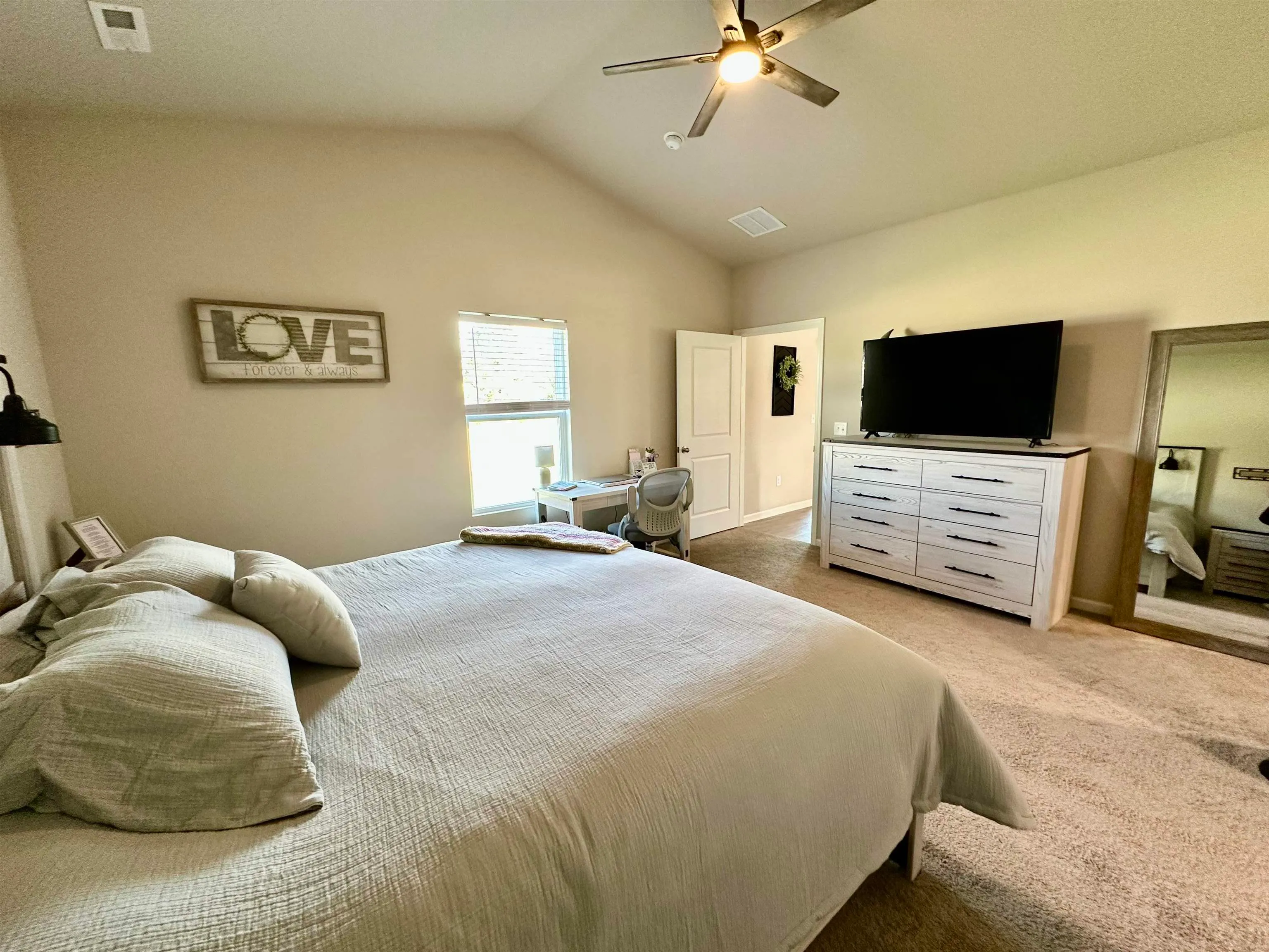 Newton, Kansas 67114, United States, 4 Bedrooms Bedrooms, ,2 BathroomsBathrooms,Residential,Pending,119356