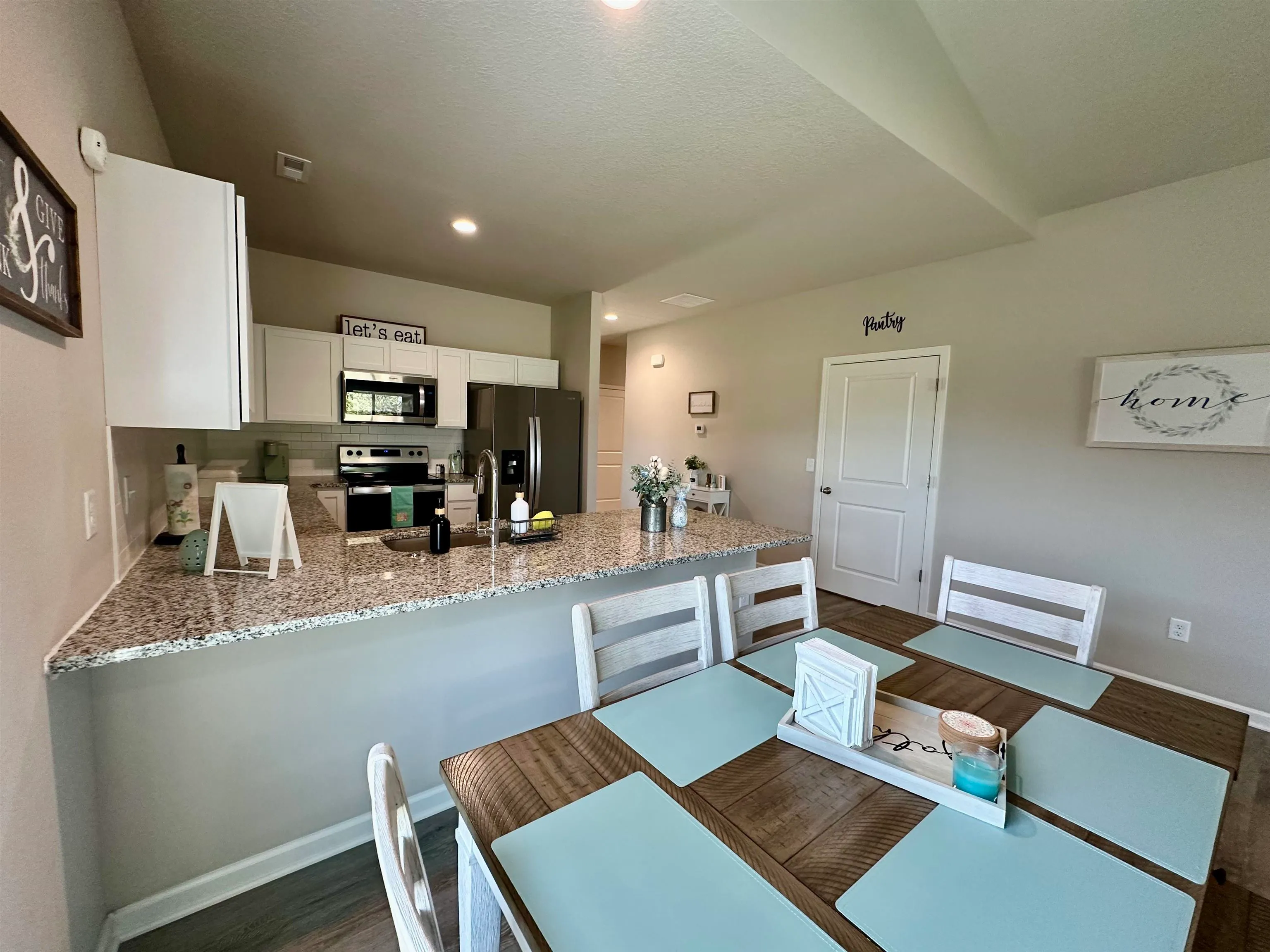 Newton, Kansas 67114, United States, 4 Bedrooms Bedrooms, ,2 BathroomsBathrooms,Residential,Pending,119356