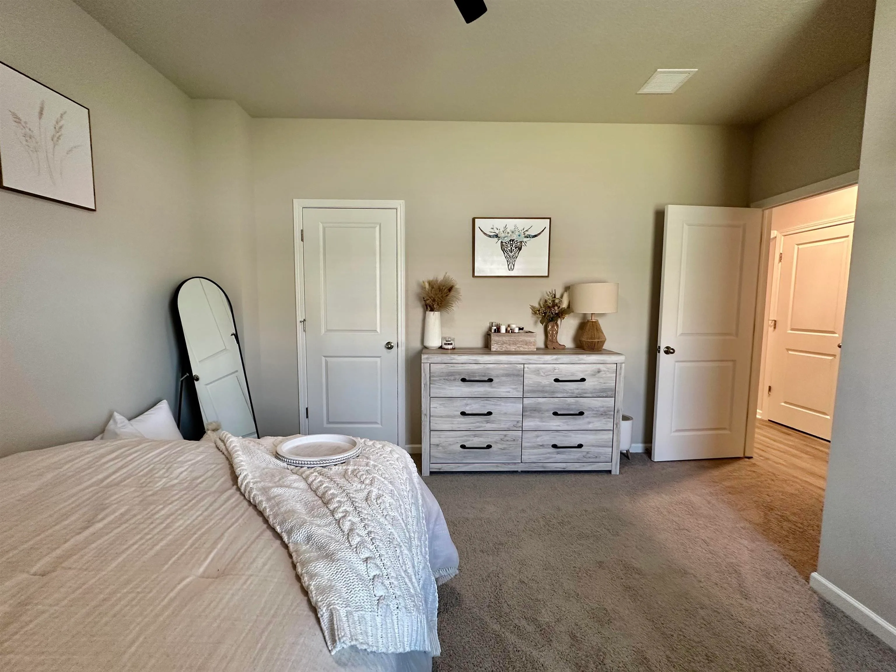 Newton, Kansas 67114, United States, 4 Bedrooms Bedrooms, ,2 BathroomsBathrooms,Residential,Pending,119356